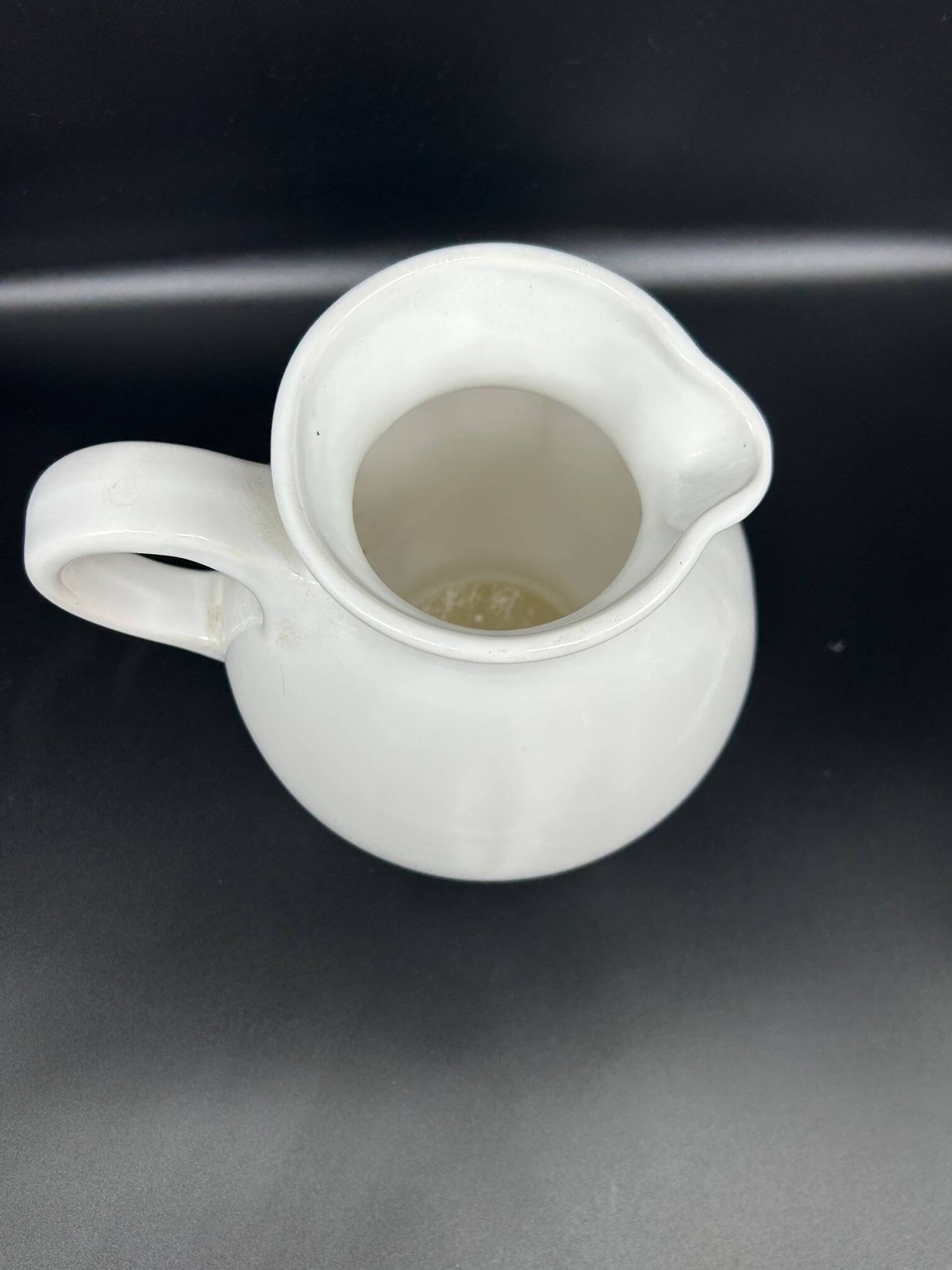 pichet en faience blanche cerise
