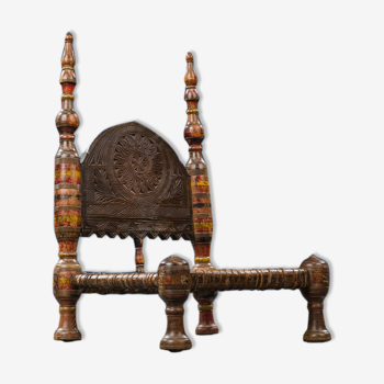Chaise en bois sculpté africain et cuir brut XIXe siècle