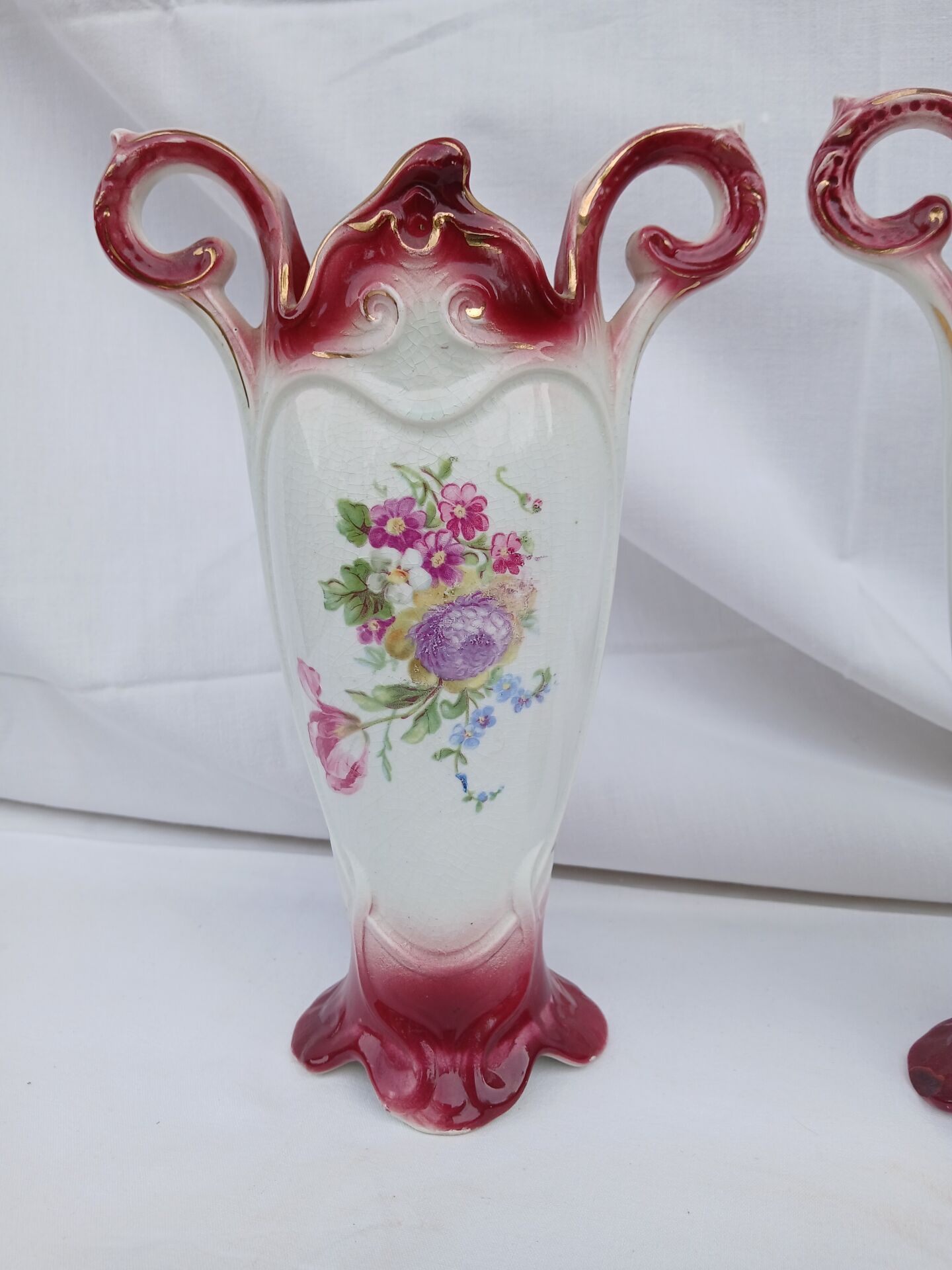 Paire d'anciens vases en barbotine d'Onnaing