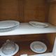 Buffet parisien vintage réenchanté en gris perle, plateau bois.