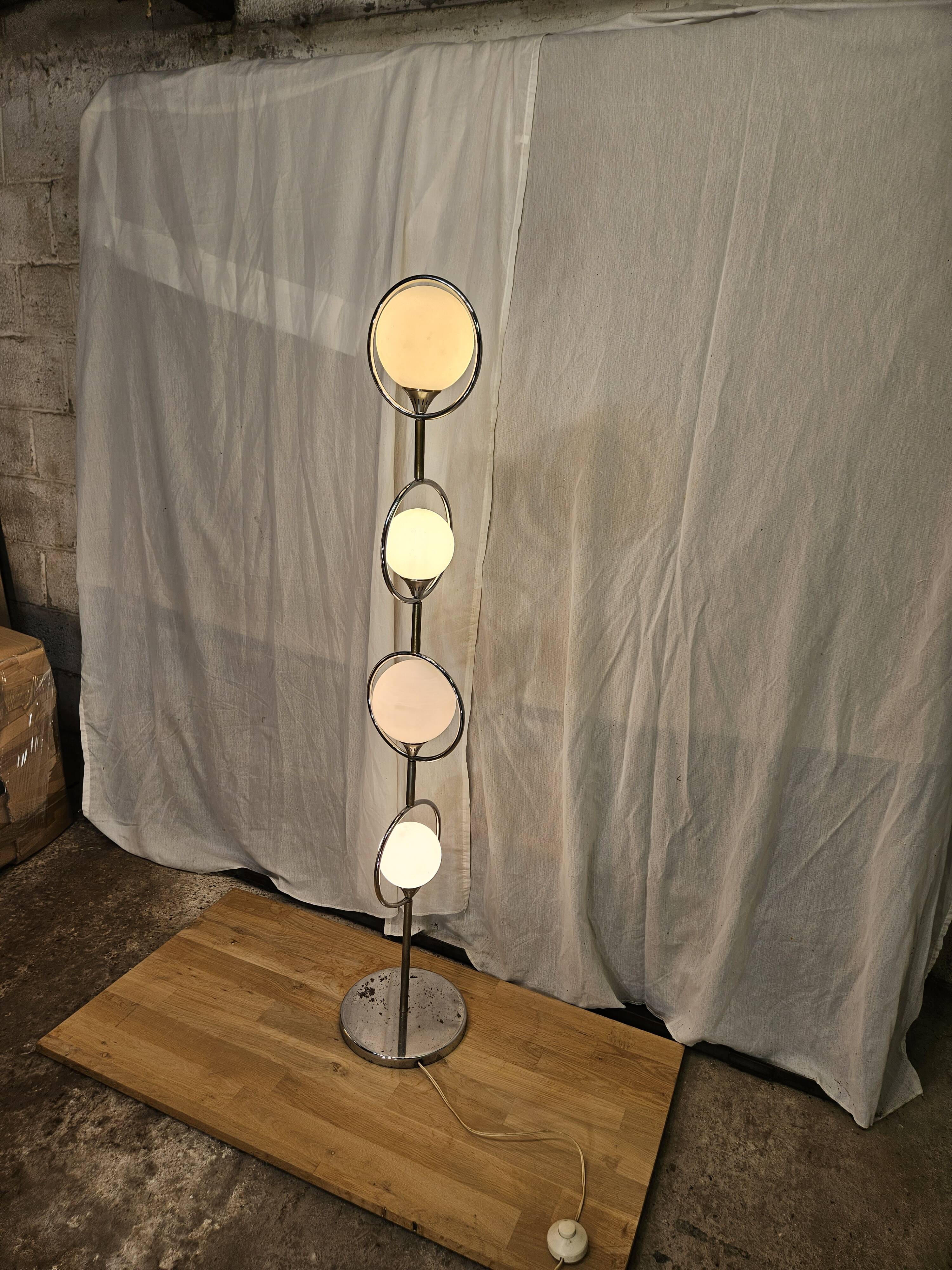 Italian design globe floor lamp 1970