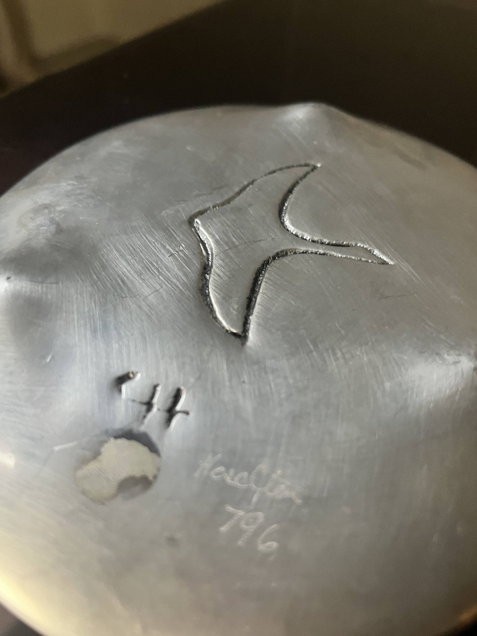 vide poche en aluminium poli, signée et estampillée dans la masse