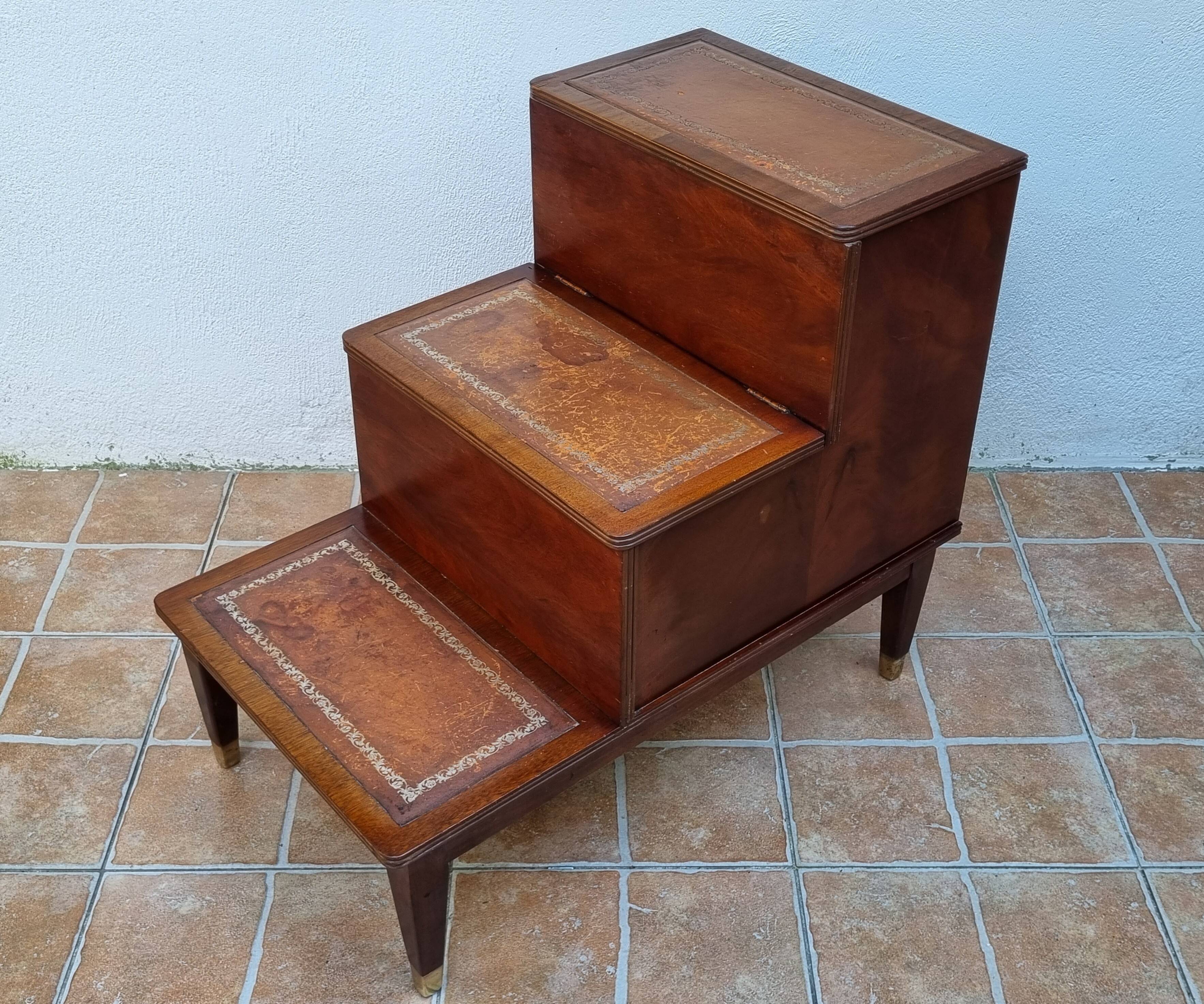 Escalier bibliothèque vintage style anglais, coffre, bois et cuir, 67 cm