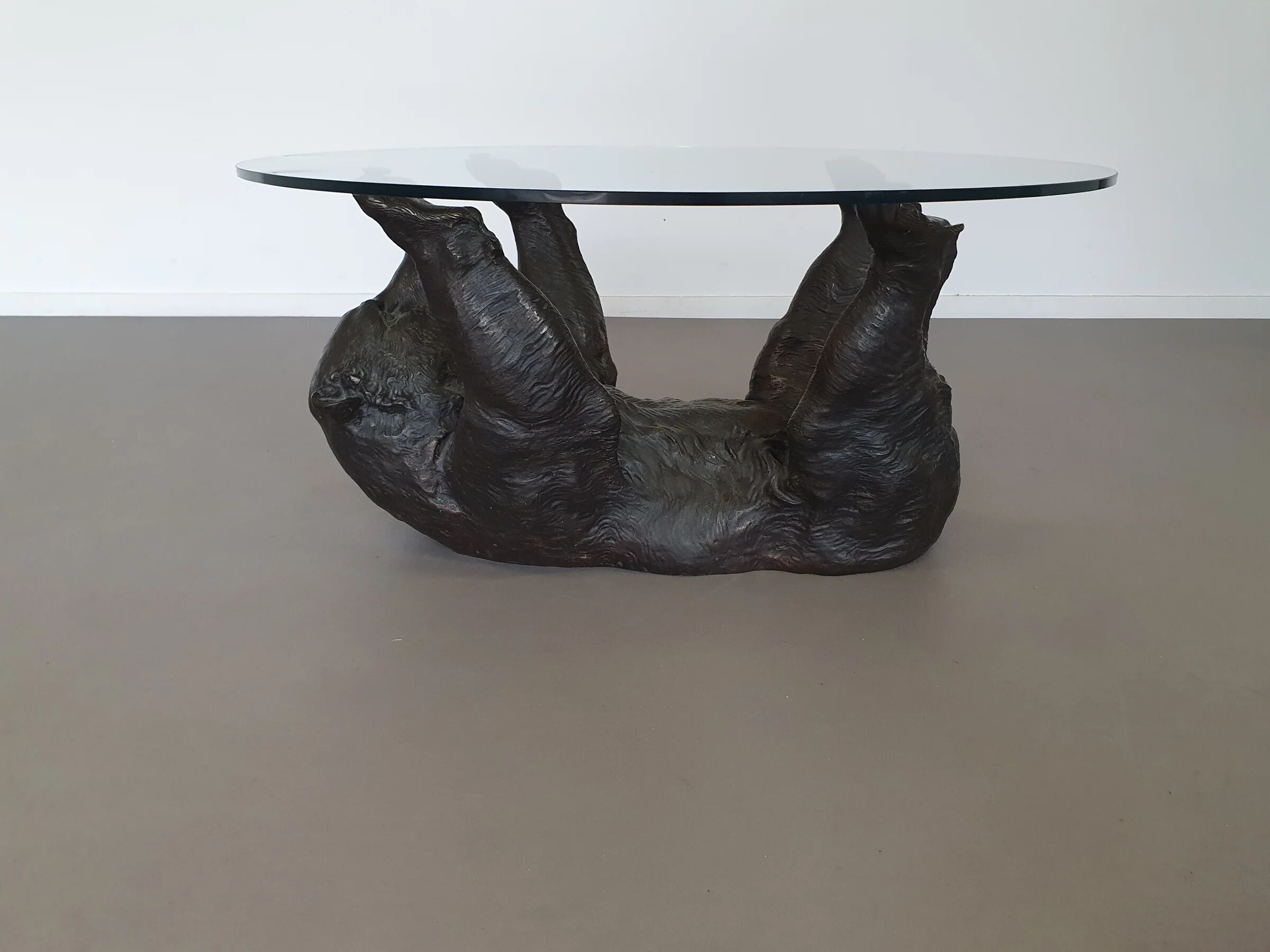 Cadre de table basse en bronze avec un ours finement détaillé.