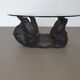 Cadre de table basse en bronze avec un ours finement détaillé.