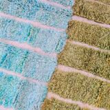 Tapis marocain vert amande et bleu vert à reliefs moderne