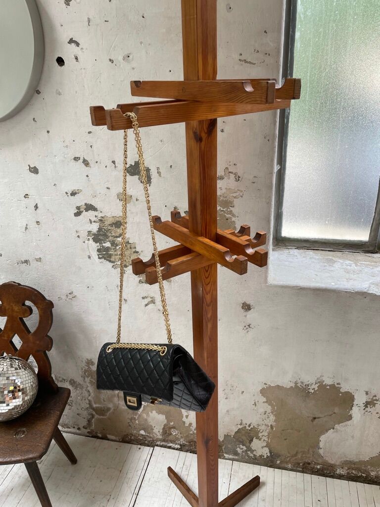 Patère wears pine coat 70