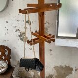 Patère wears pine coat 70