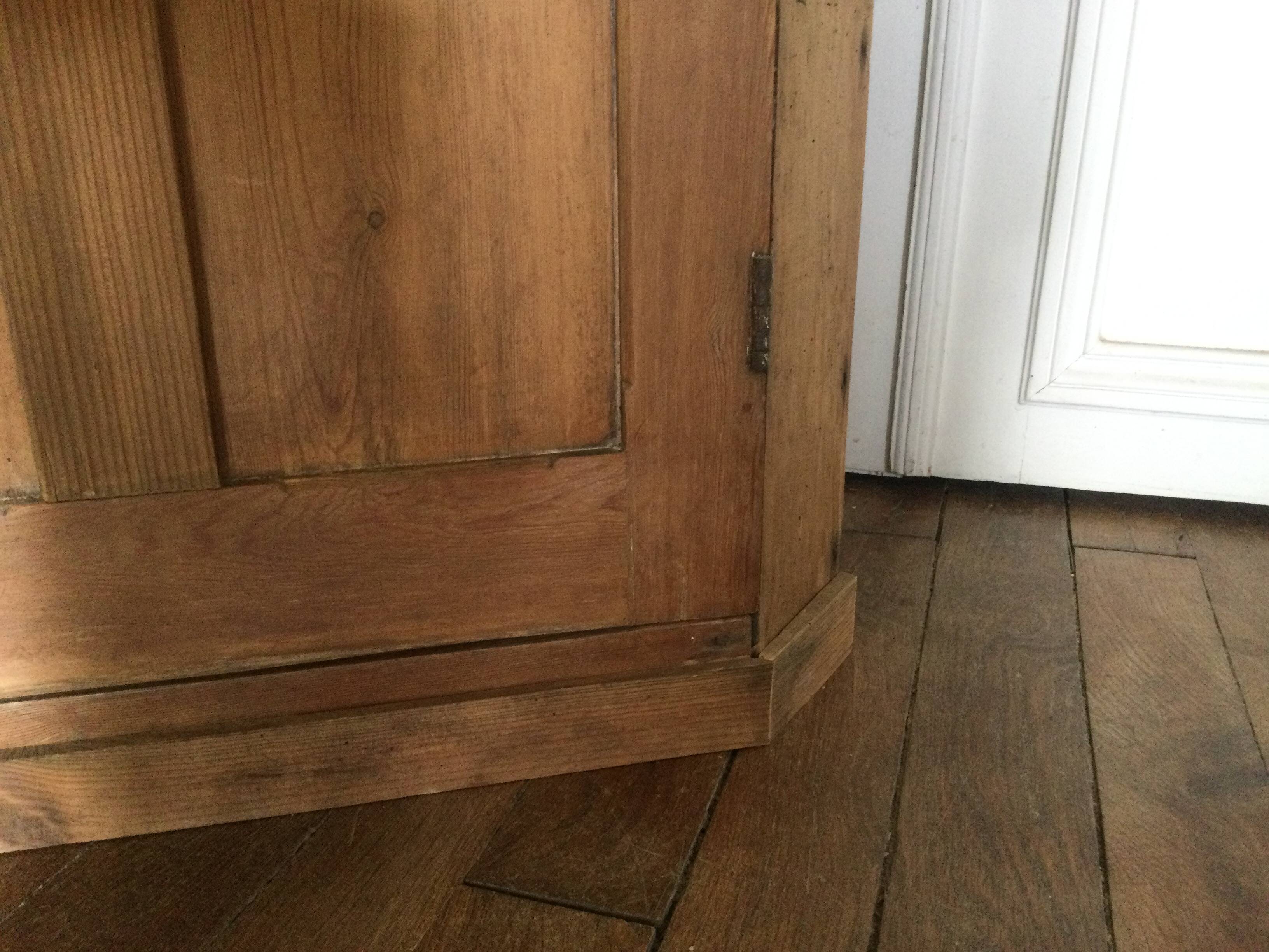 Antique corner cabinet with 1 door