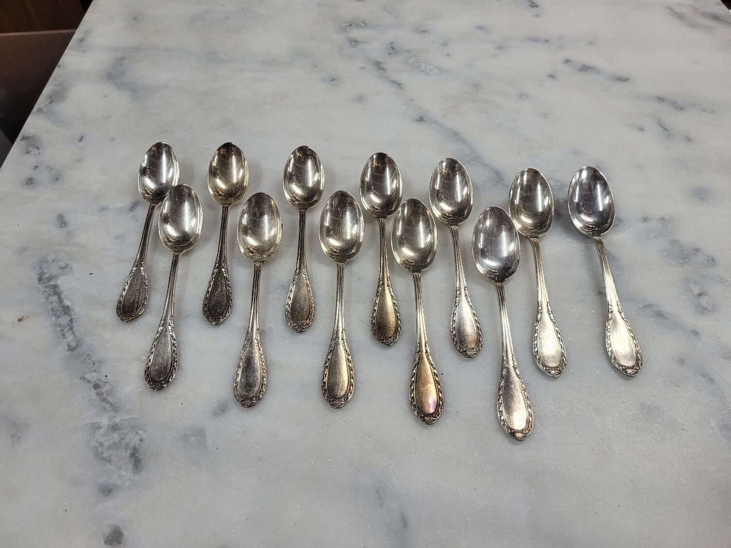 Lot de 12 cuillères du milieu XXème en métal argenté