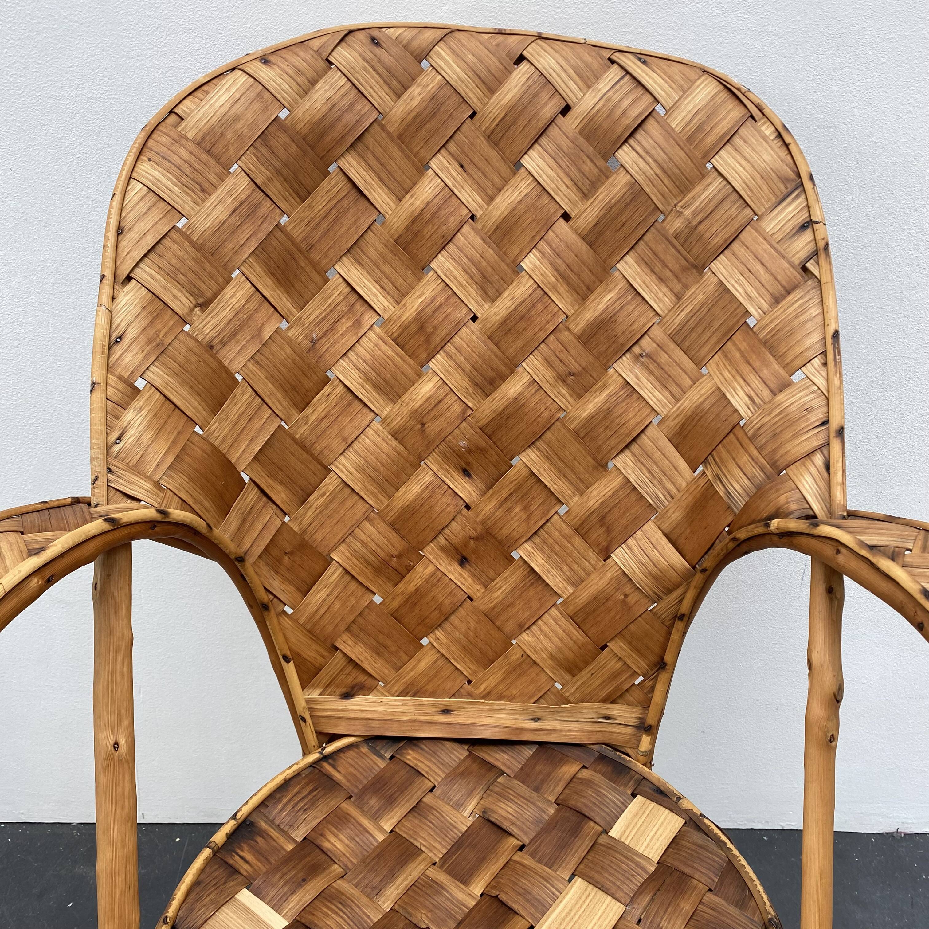 Ensemble composé d’une table et trois fauteuils en lamelles de châtaignier années 50/60