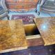 Table basse en loupe d'orme dissimulant bar
