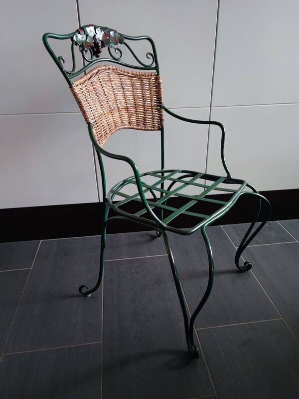 Chaise en métal et rotin avec un décor de vigne et raisin