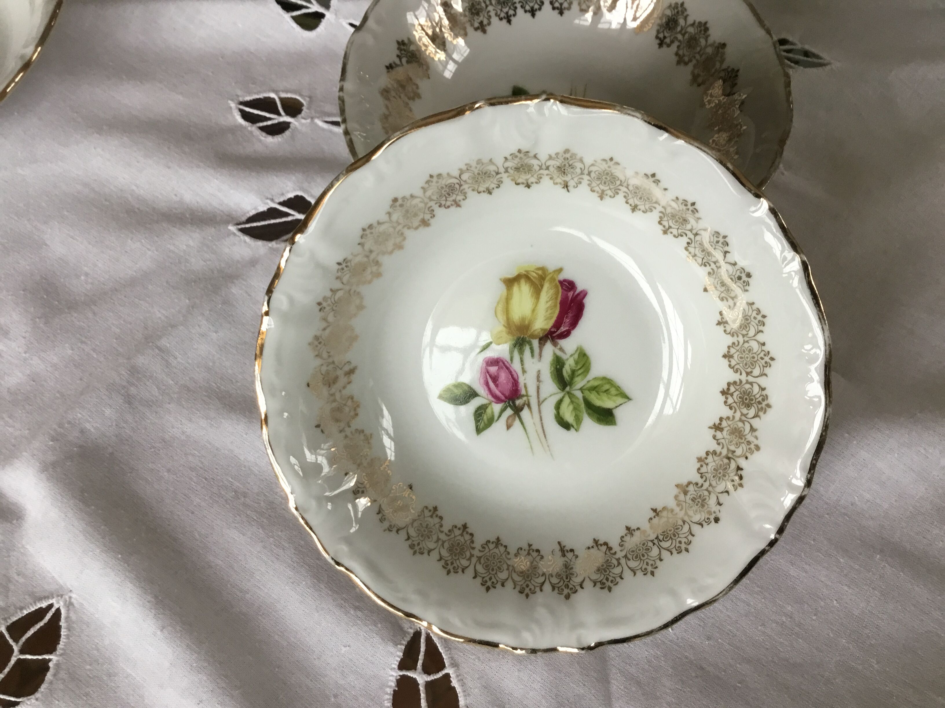 Lot de 8 coupelles porcelaine, décors fleurs et dorés
