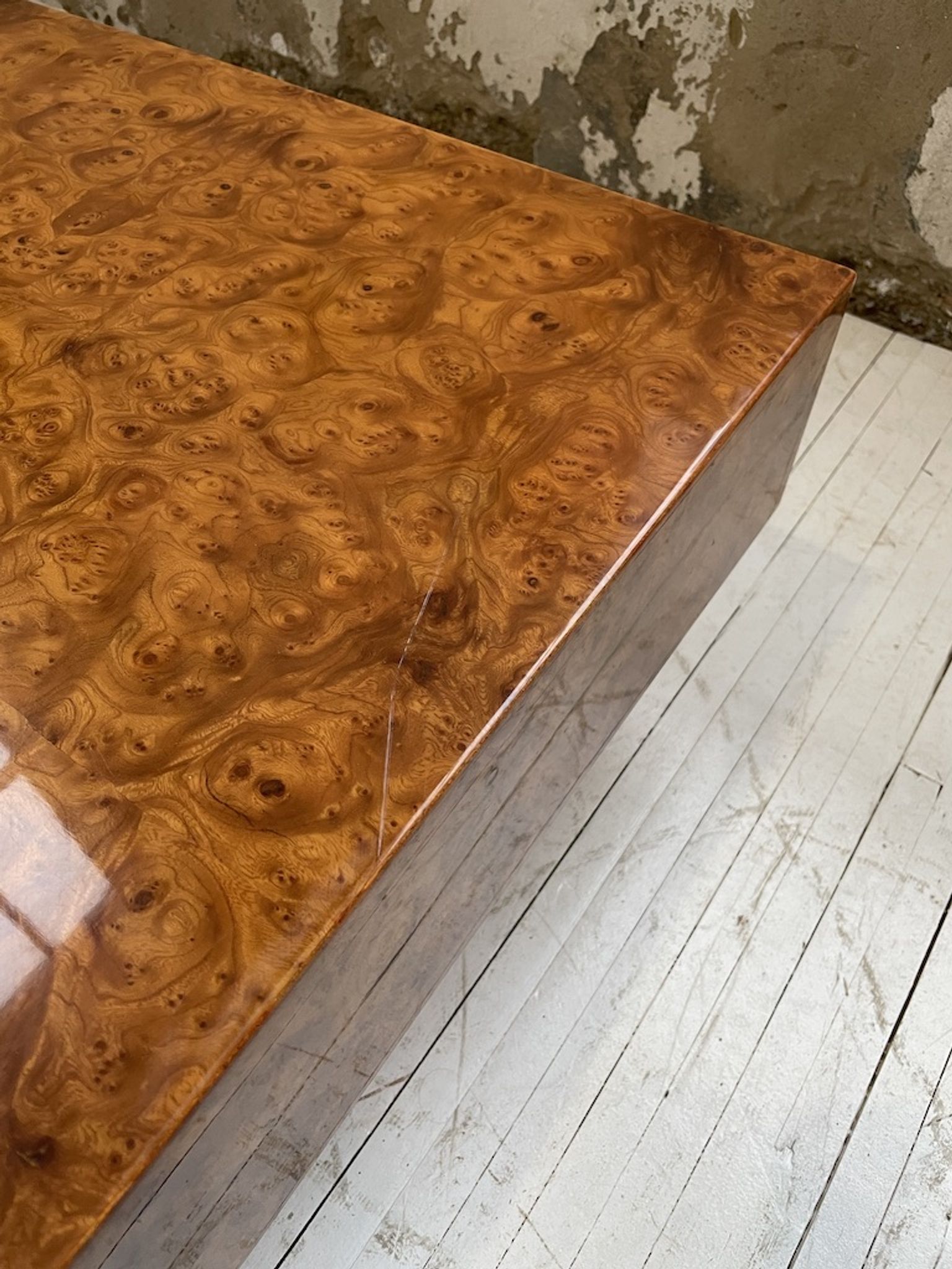 Table basse italienne laque loupe d’orme