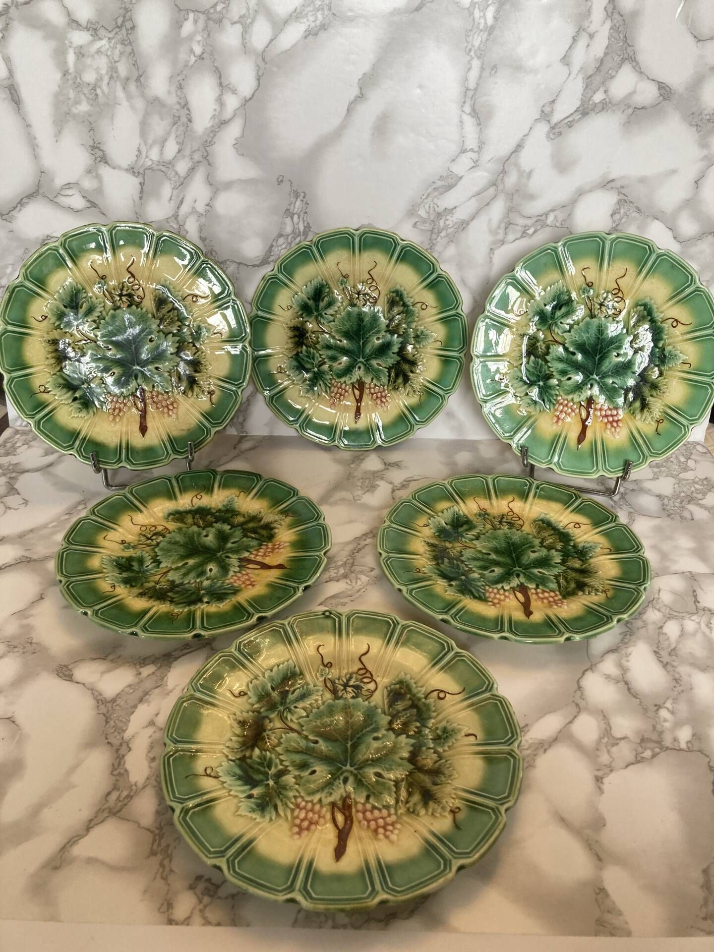 12 assiettes barbotine Sarreguemines décor vignes