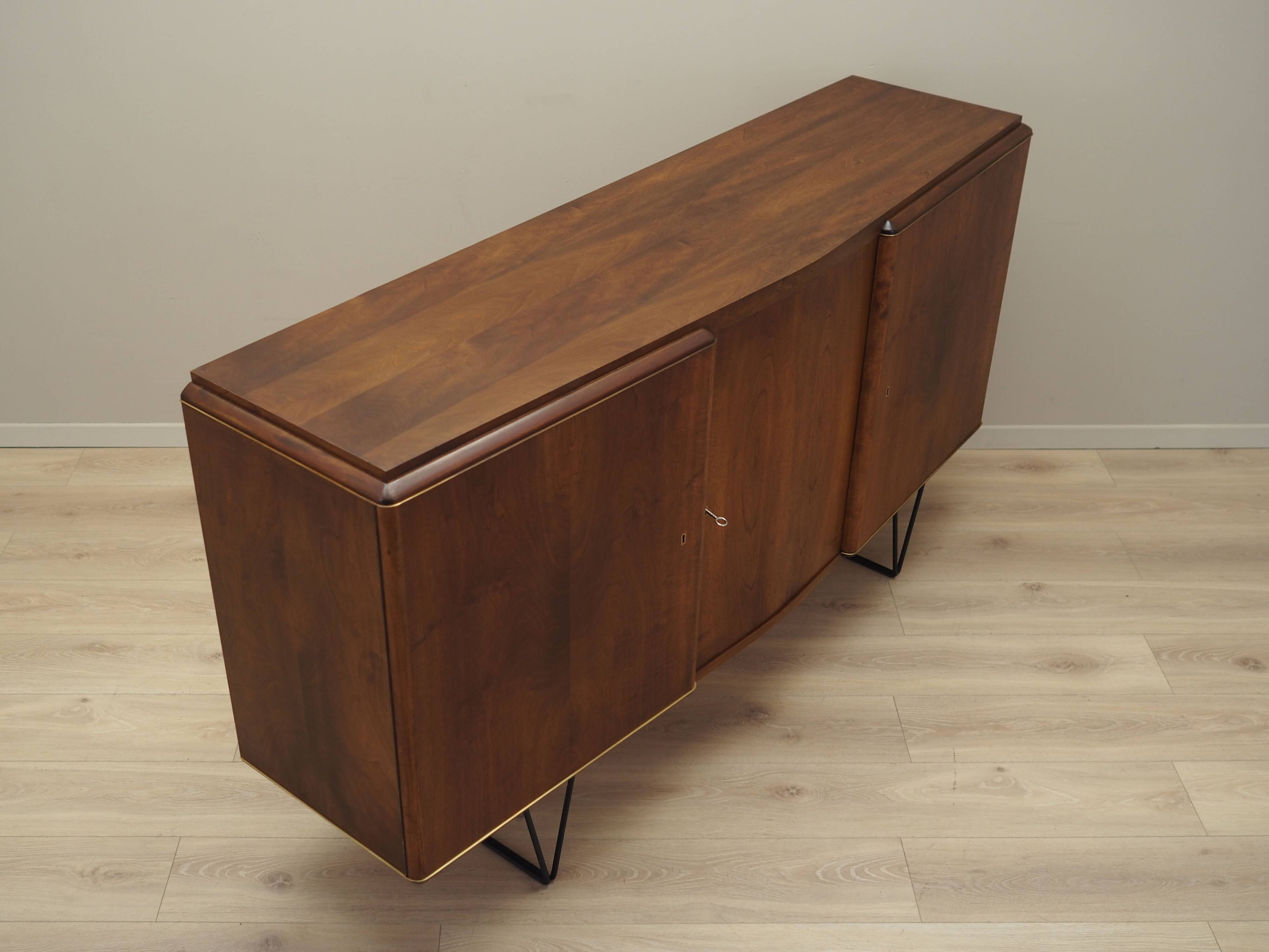 Buffet haut en noyer, design danois, années 1960, production : Danemark