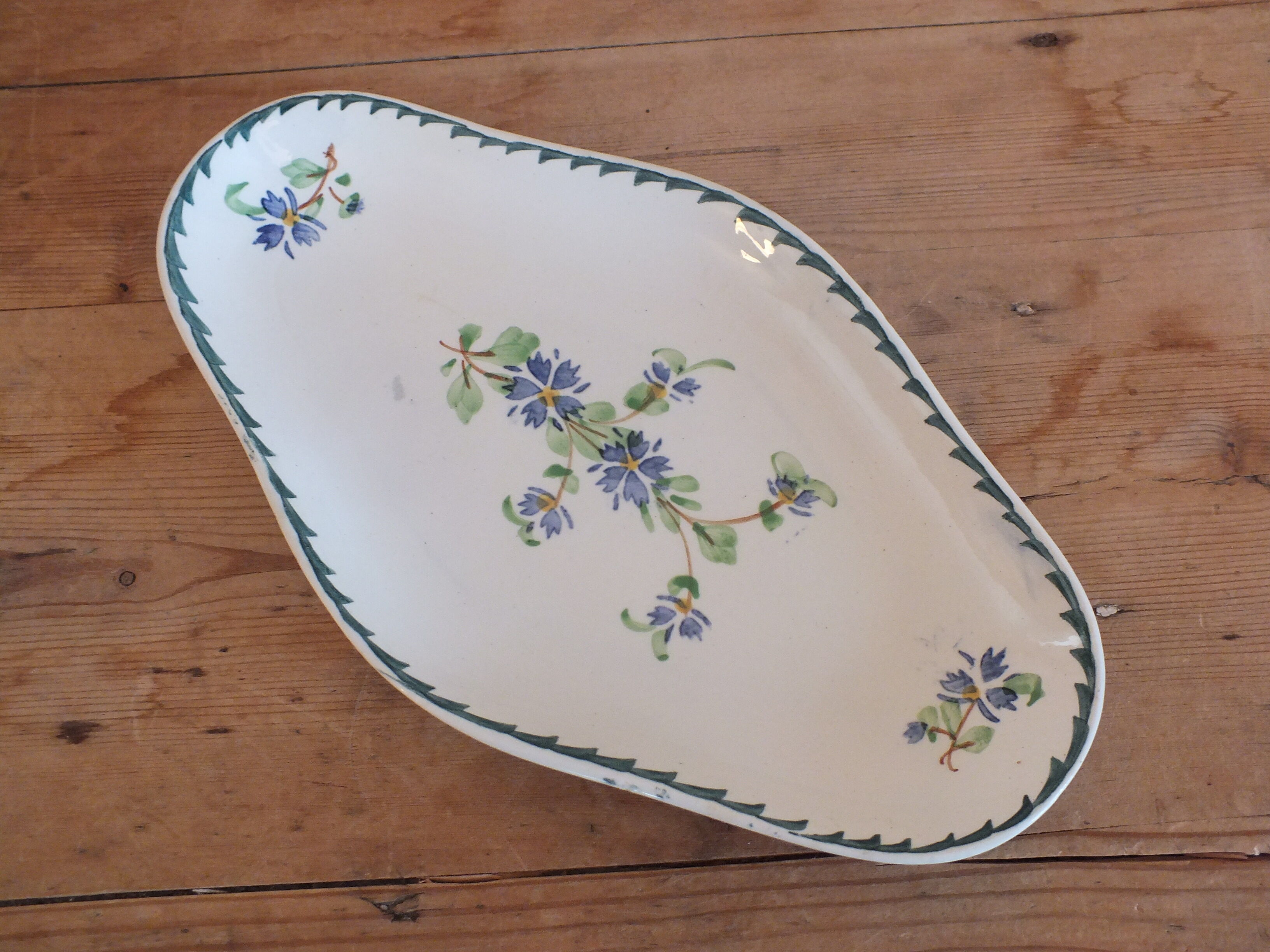 Ravier in Iron Earth blueberry décor