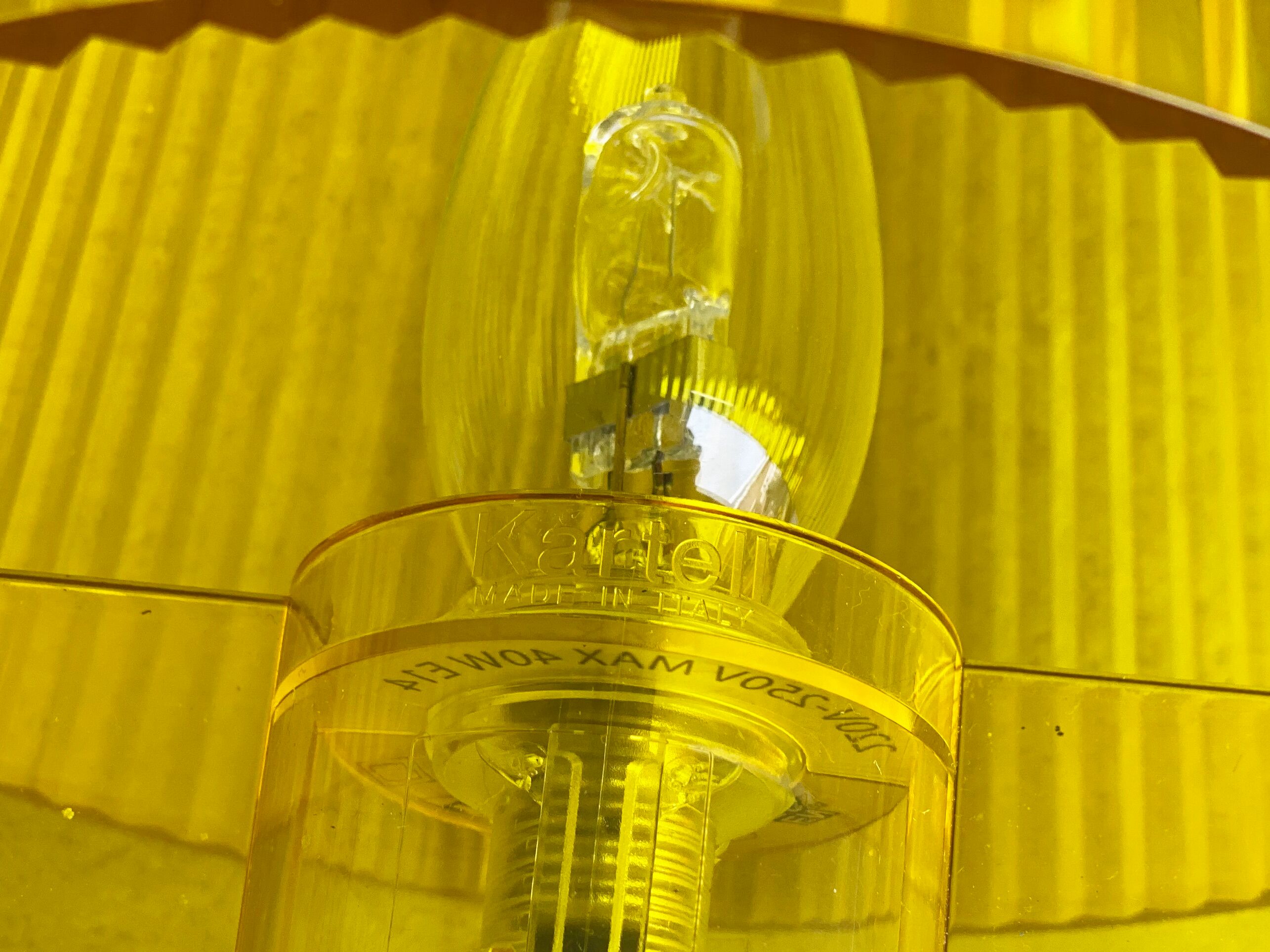 Lampe de table en acrylique jaune Kartell Take conçue par Ferruccio Laviani, Vintage