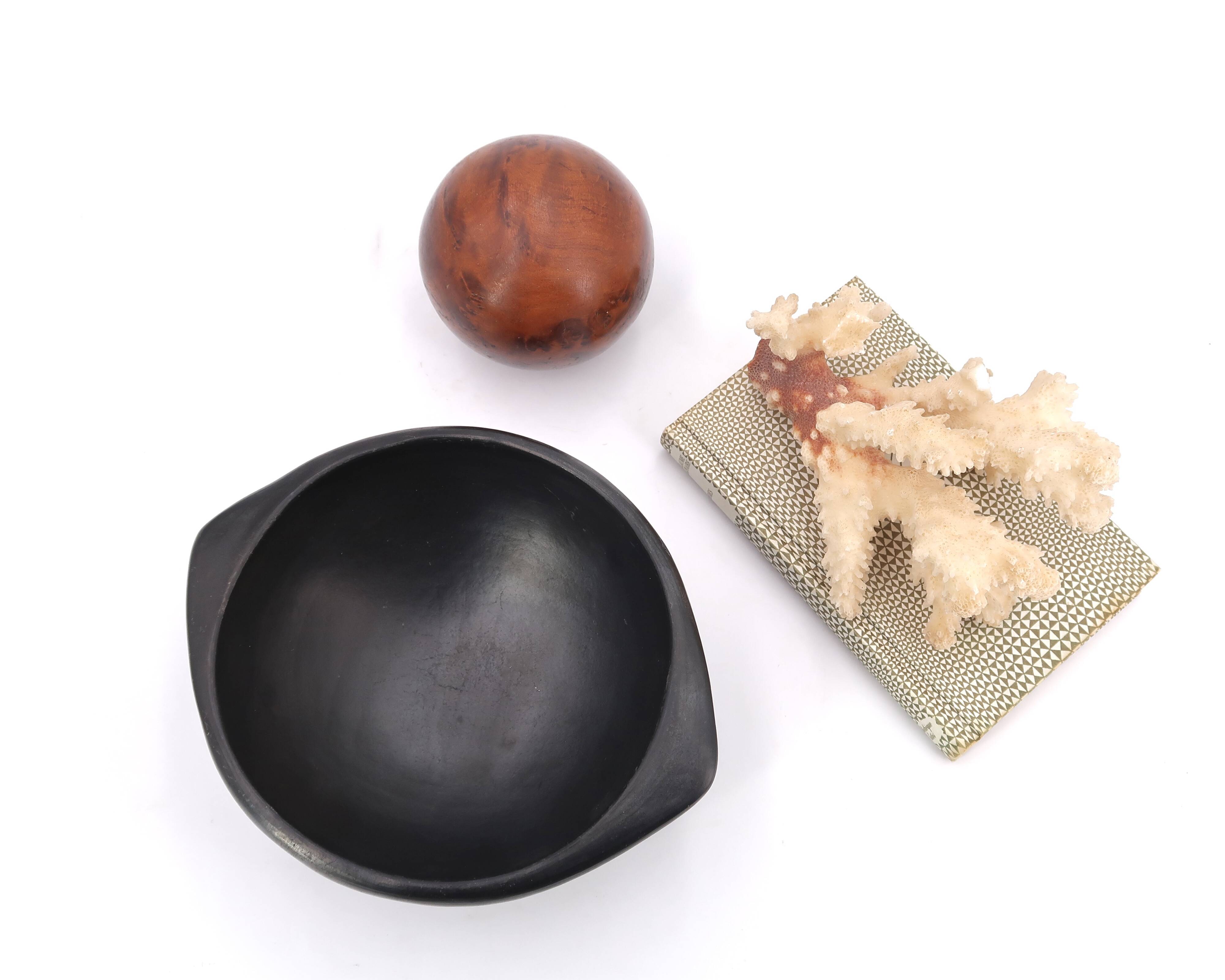 Colombian Chamba black ceramic pocket emptier, 70s