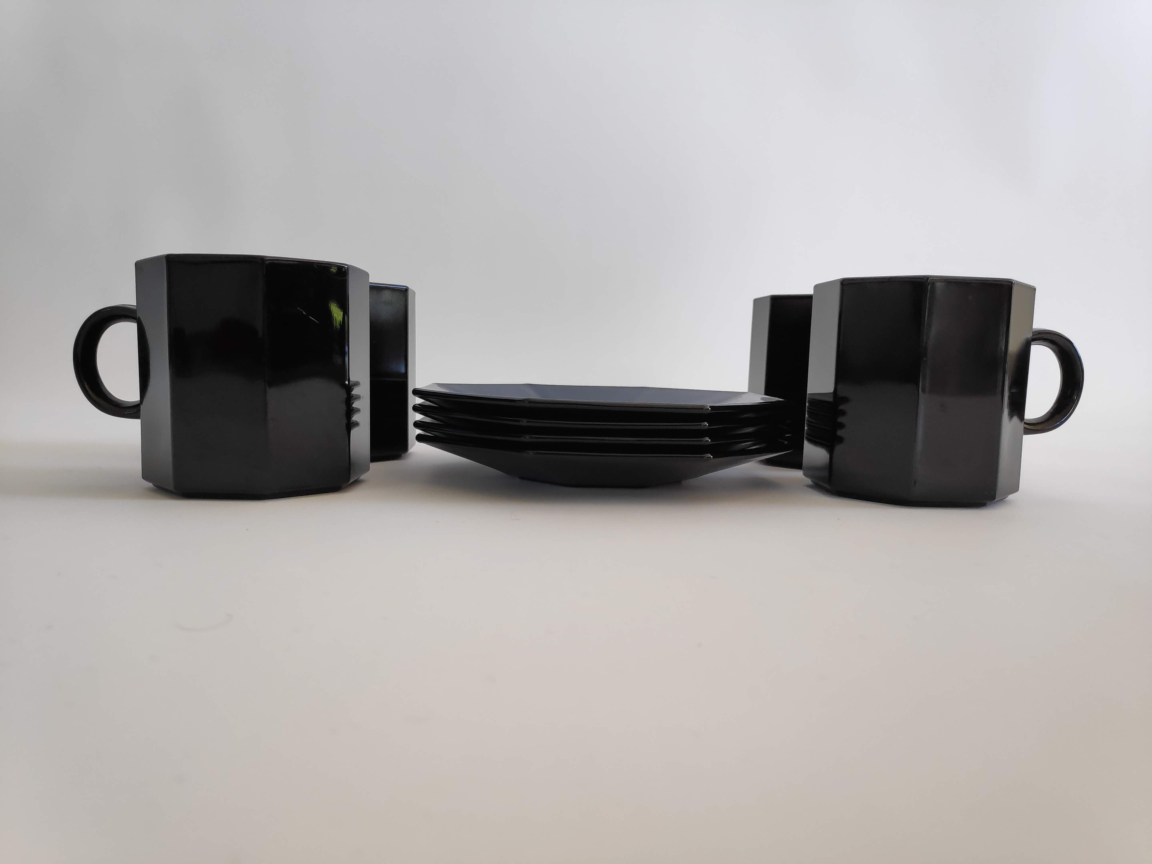 Set of 4 coffee cups and their black saucers Octime Arcoroc