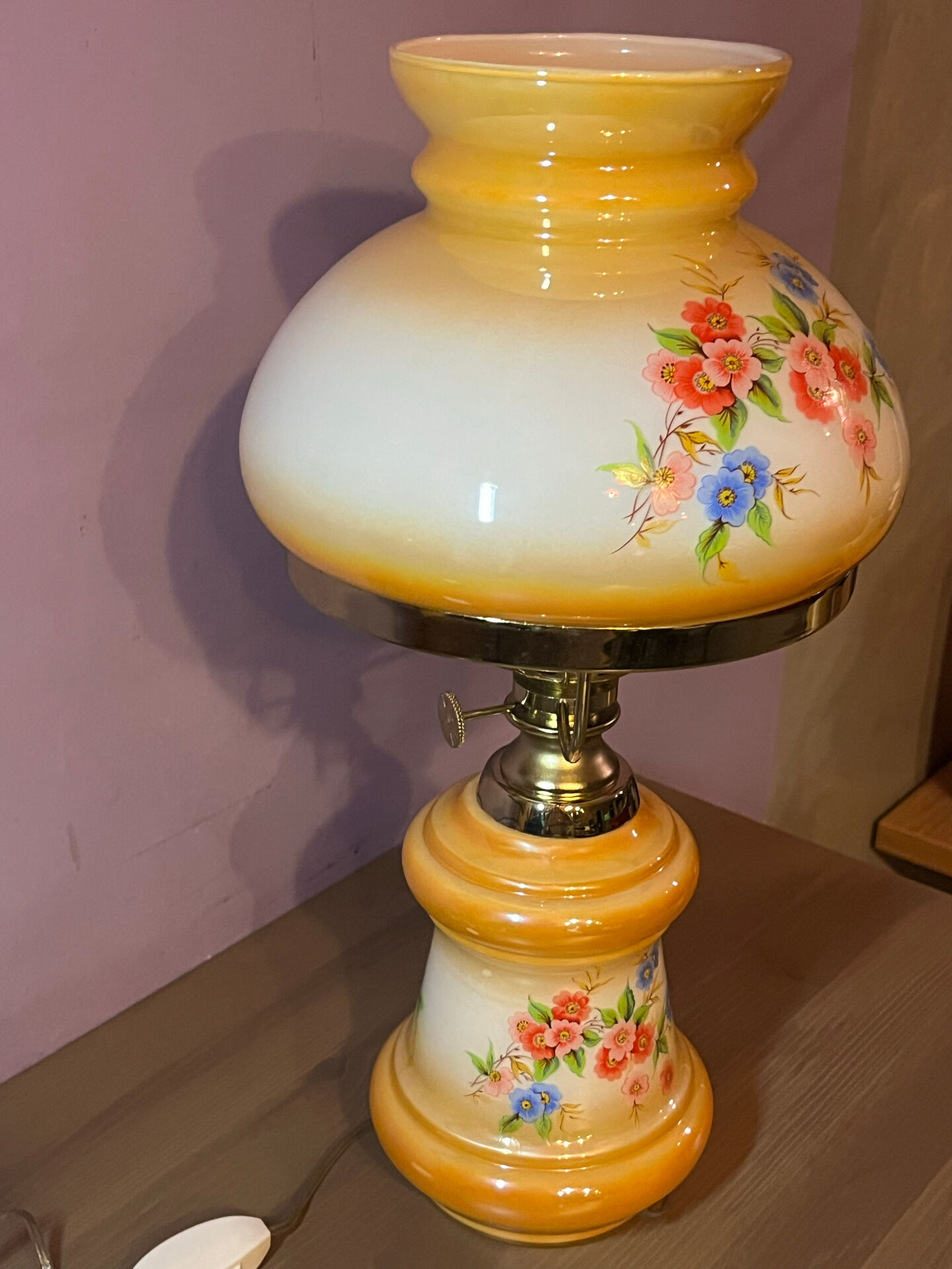 Large "hurricane" table lamp in opaline glass, brand new.