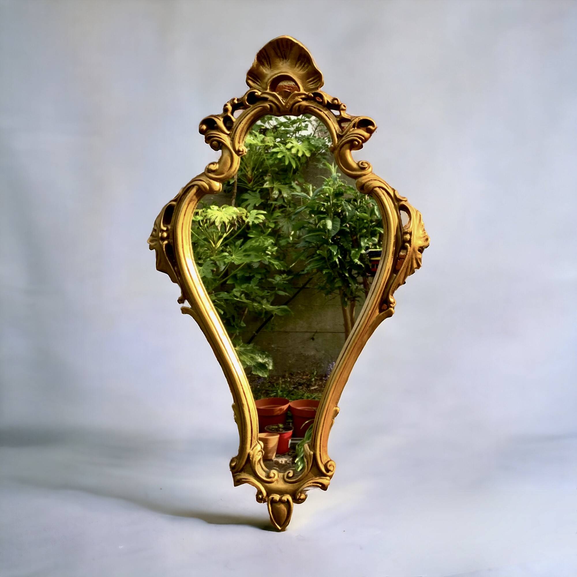 Vintage shell mirror in gold plaster