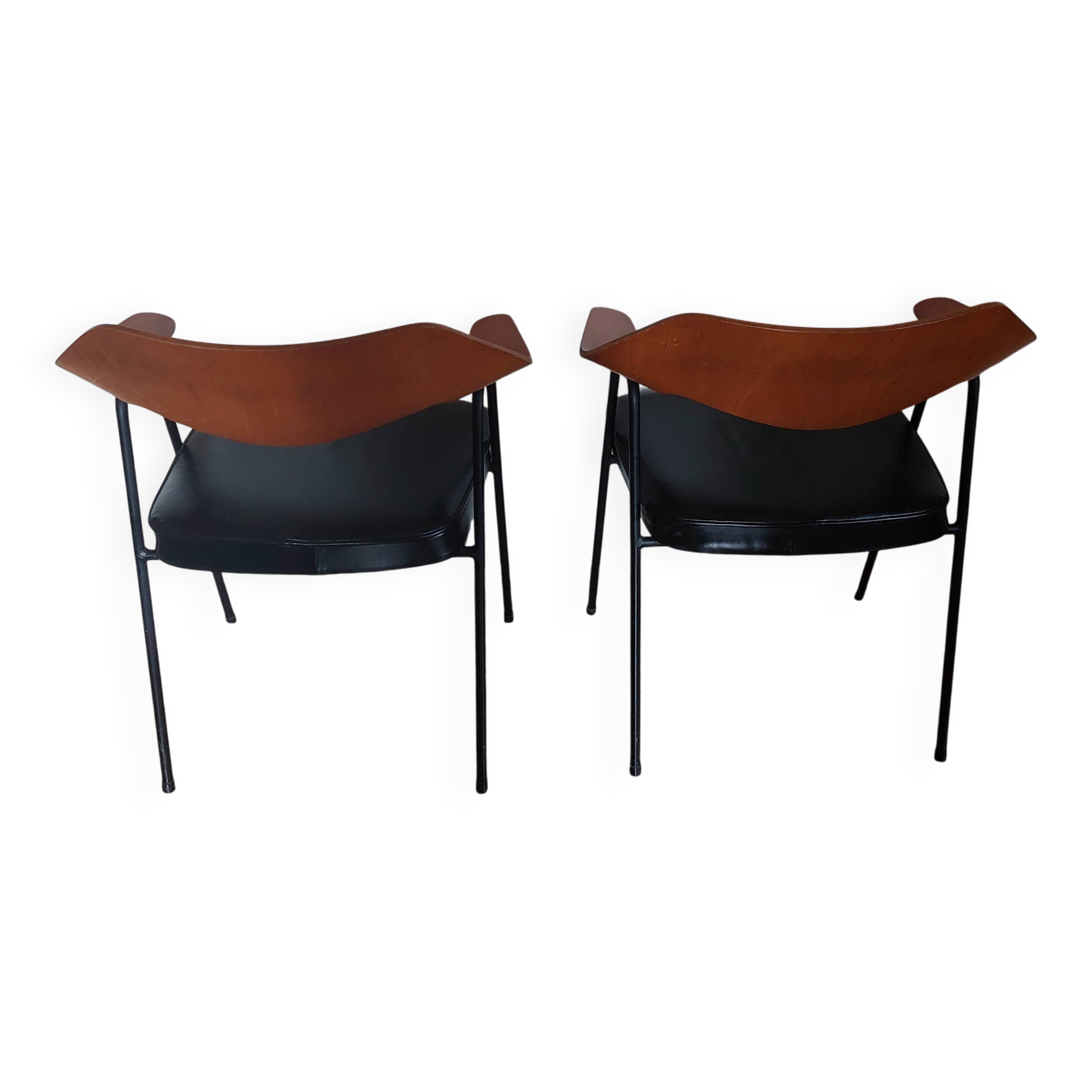 2 fauteuils modèle 675 par Robin Day