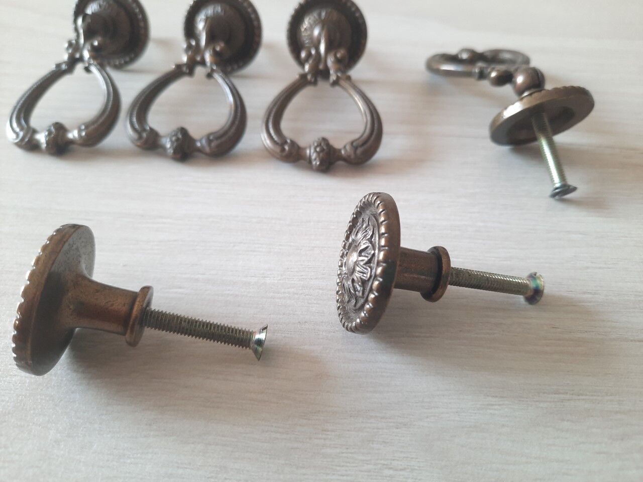Lot de 4 poignées anciennes et 2 boutons en laiton