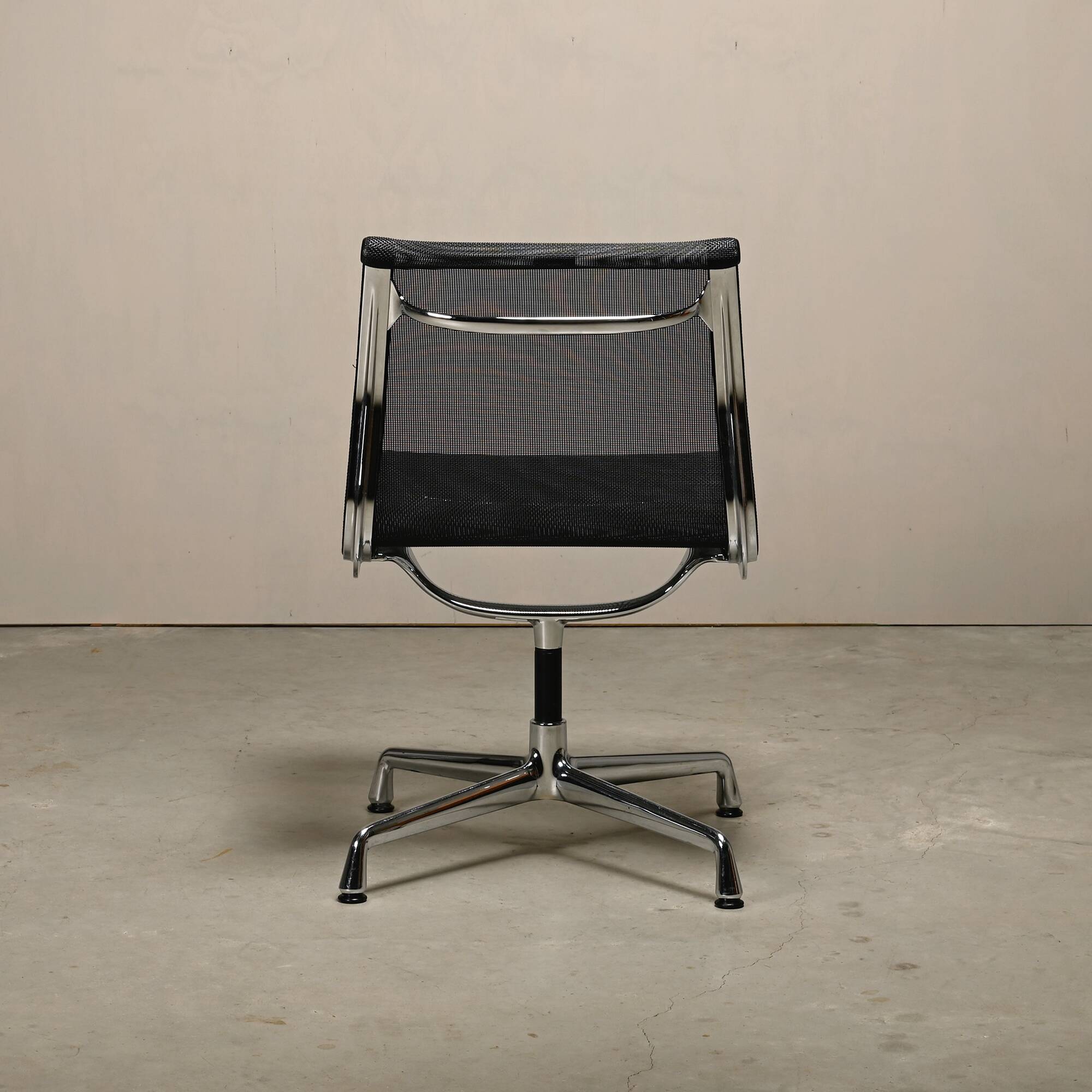 Eames Aluminum Group EA106 Dining Chairs in Black Netweave Mesh, Vitra