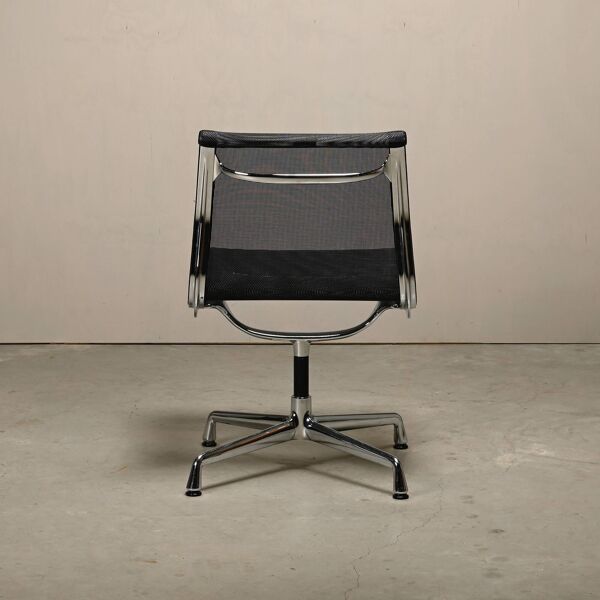 Chaises de salle à manger Eames Aluminum Group EA106 en maille noire, Vitra