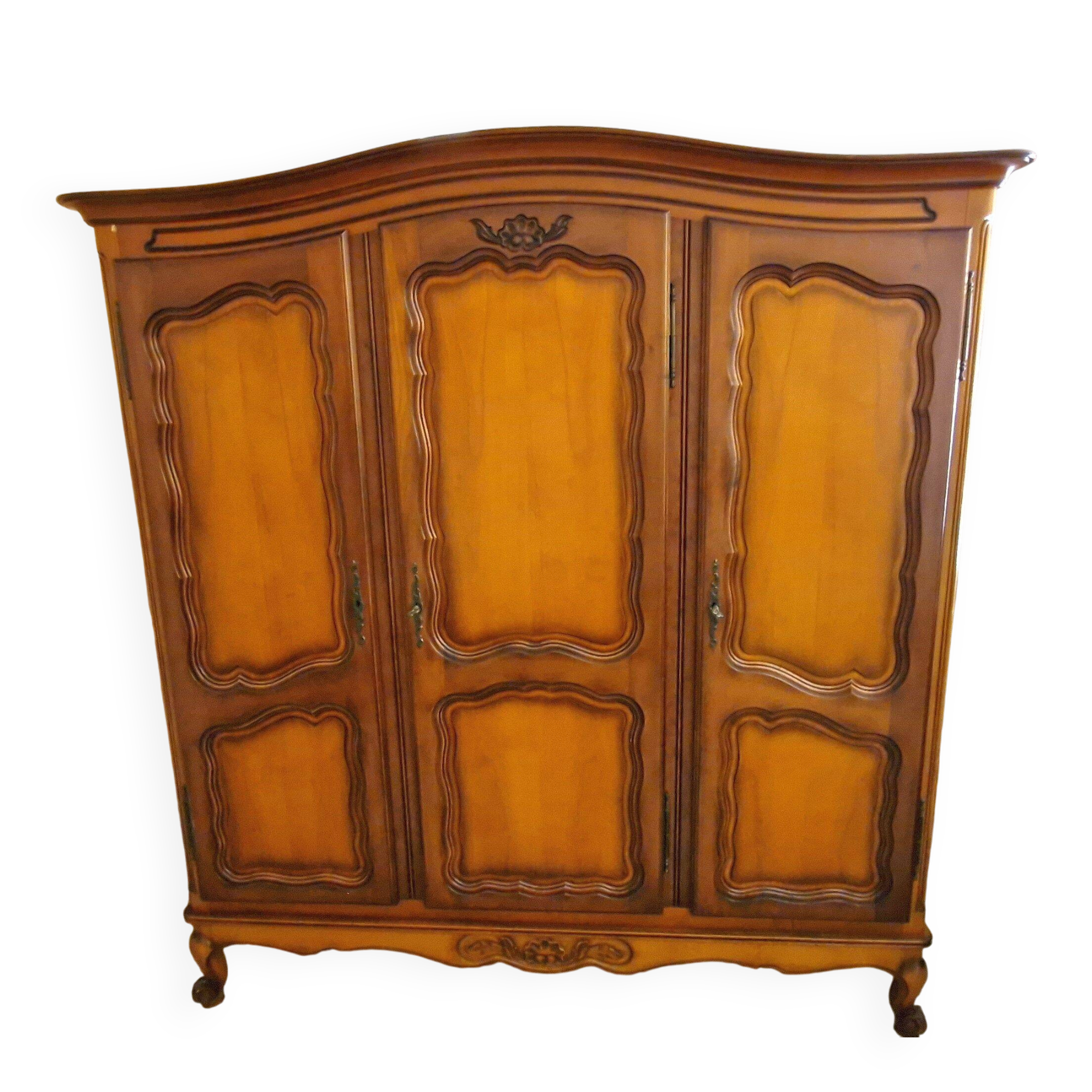 Wooden style wardrobe, 3 doors and 9 internal shelves.