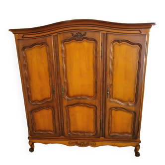 Wooden style wardrobe, 3 doors and 9 internal shelves.