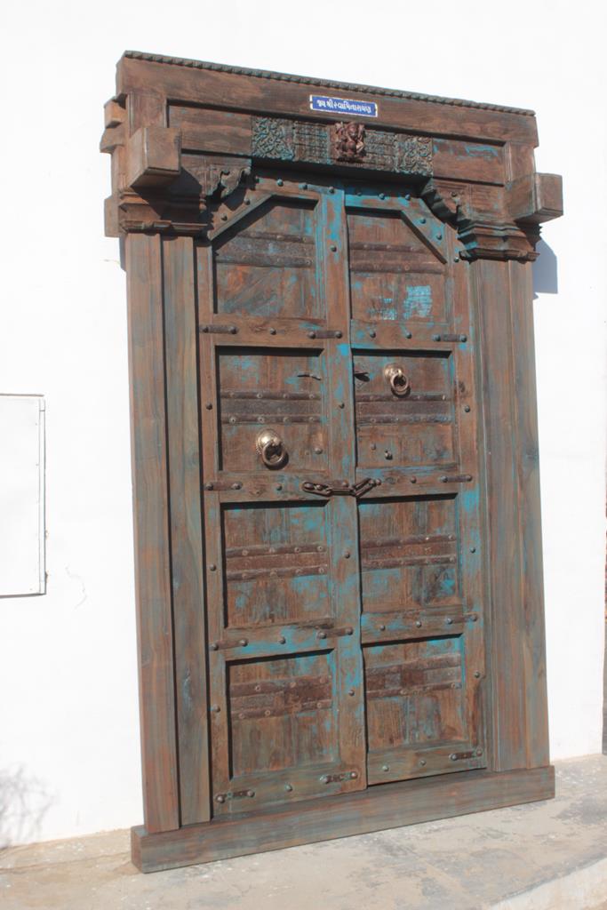 Indian door in old teak piece and patina of origin