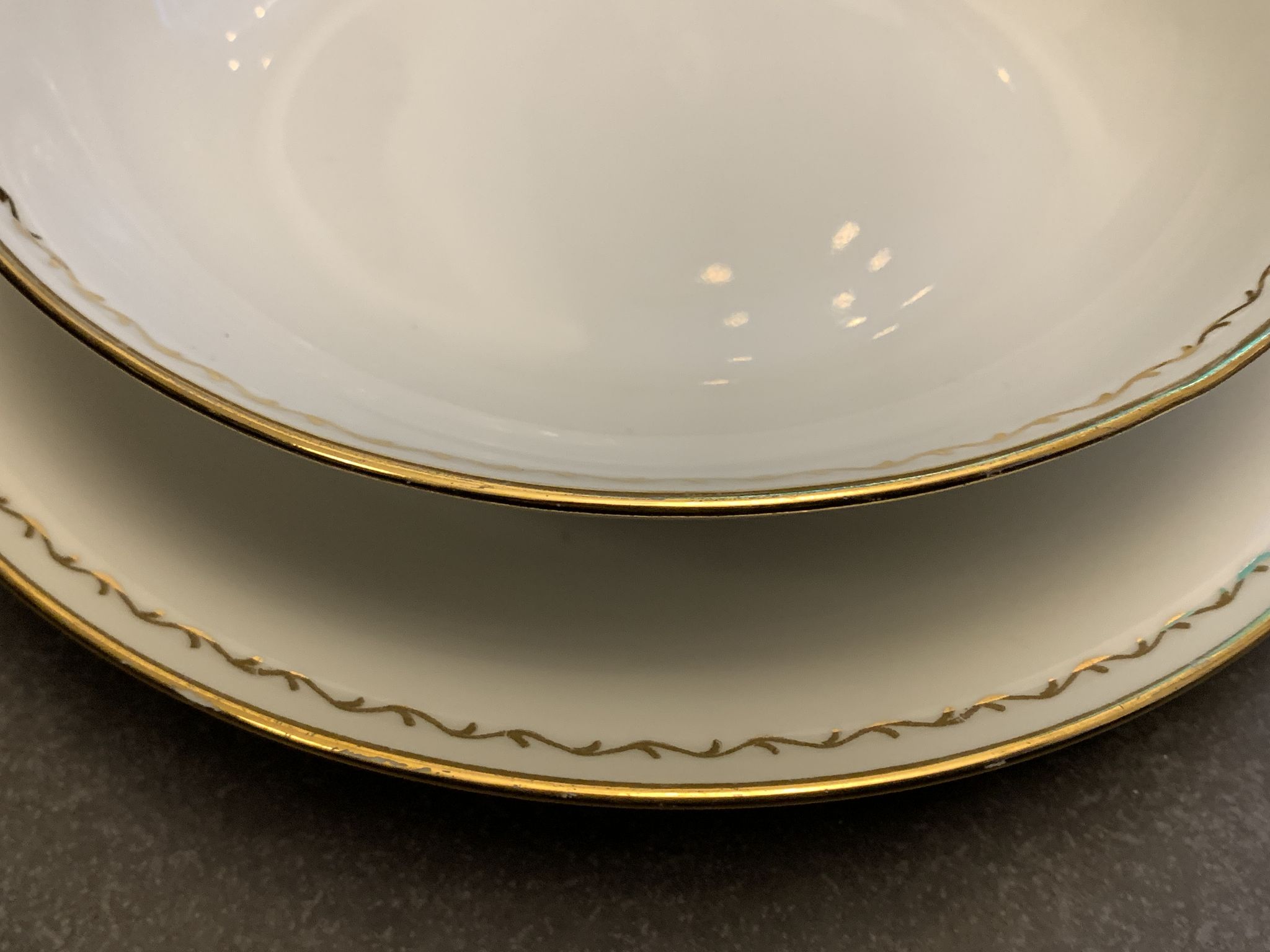 12 assiettes plates en porcelaine de Chartres sur Cher, Tiffonnet et Cie