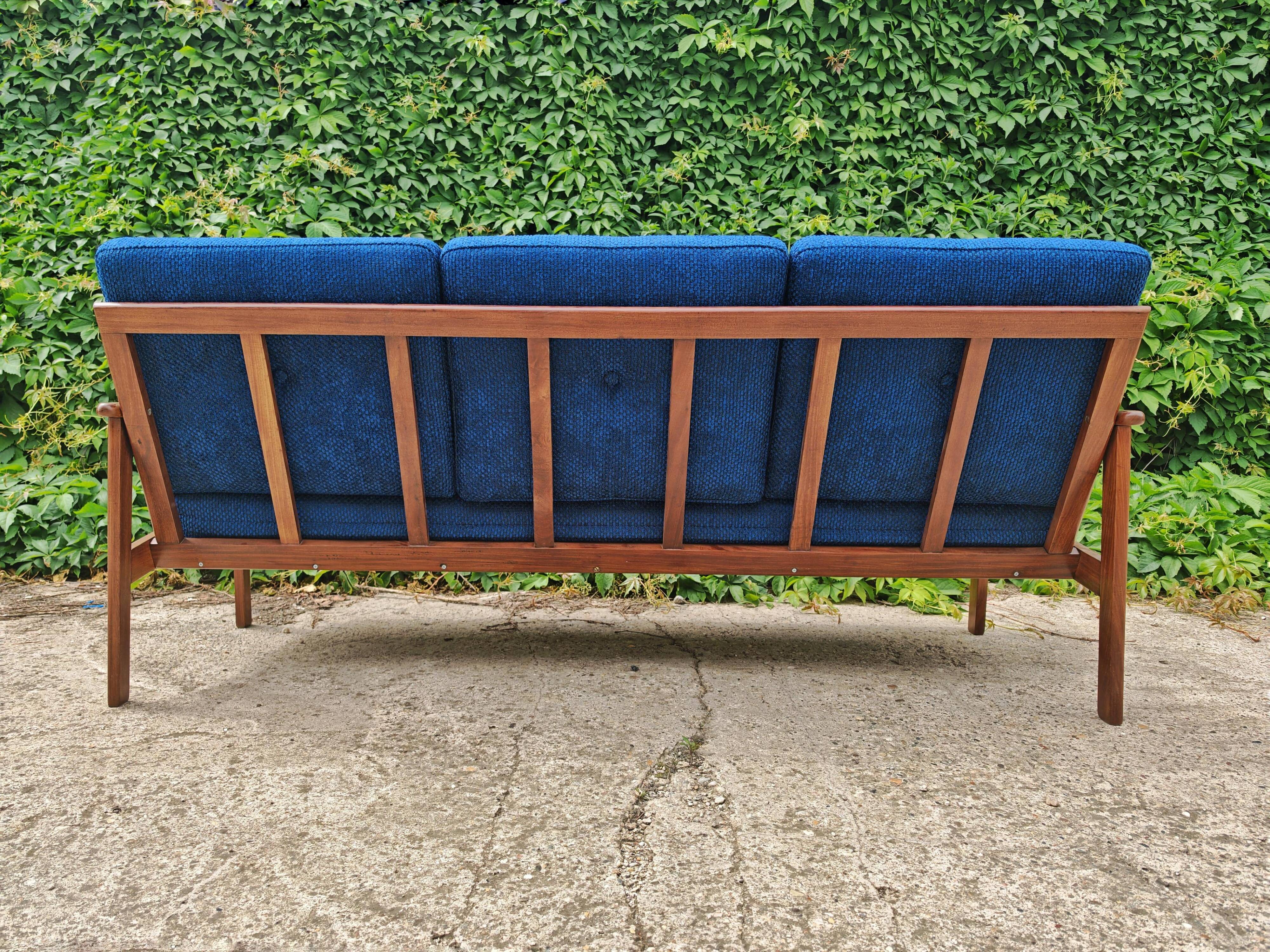 Mid Century 3-seater canapé in teak attributed to Arne Vodder.