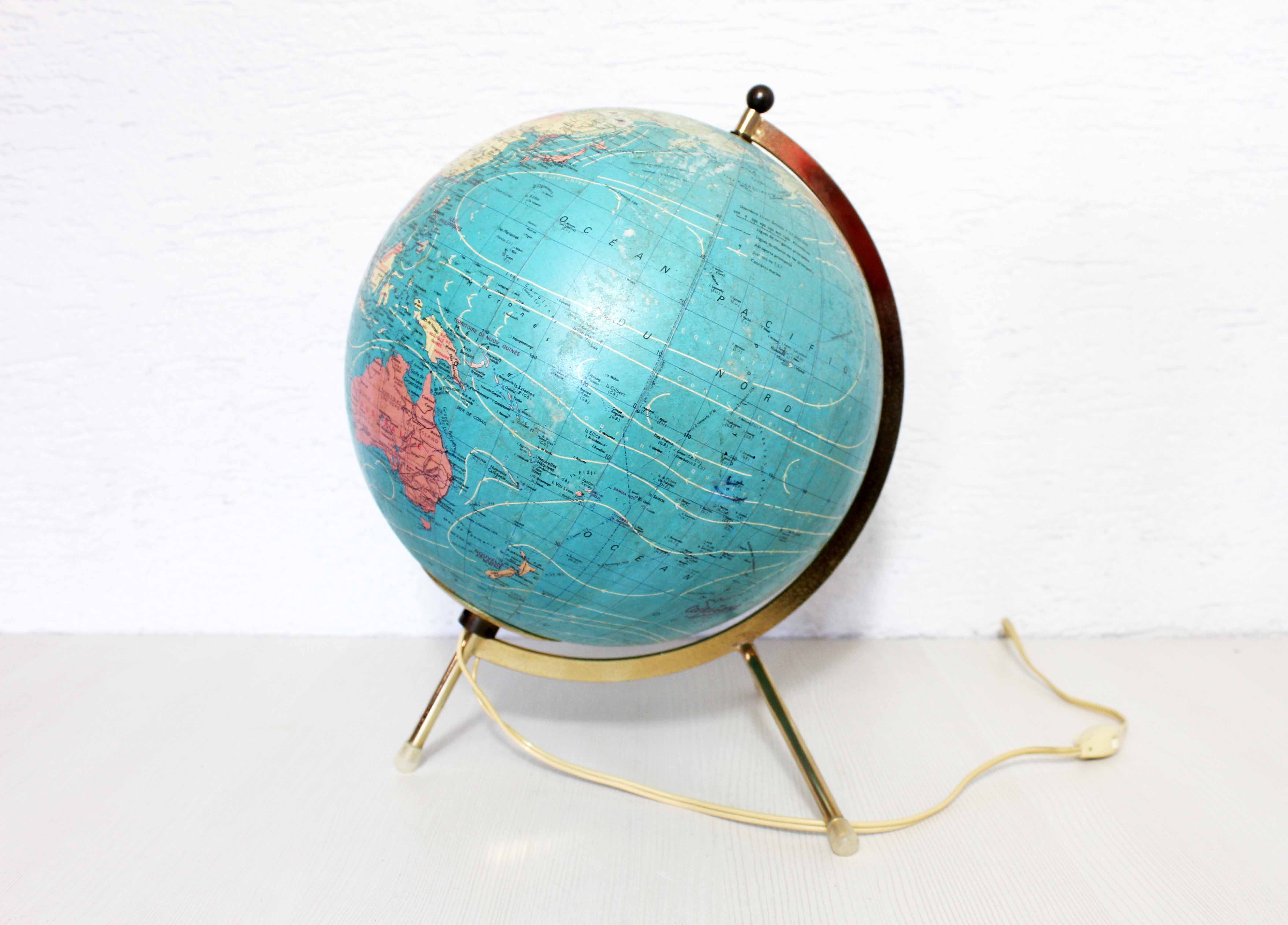 Luminous world map in tripod glass