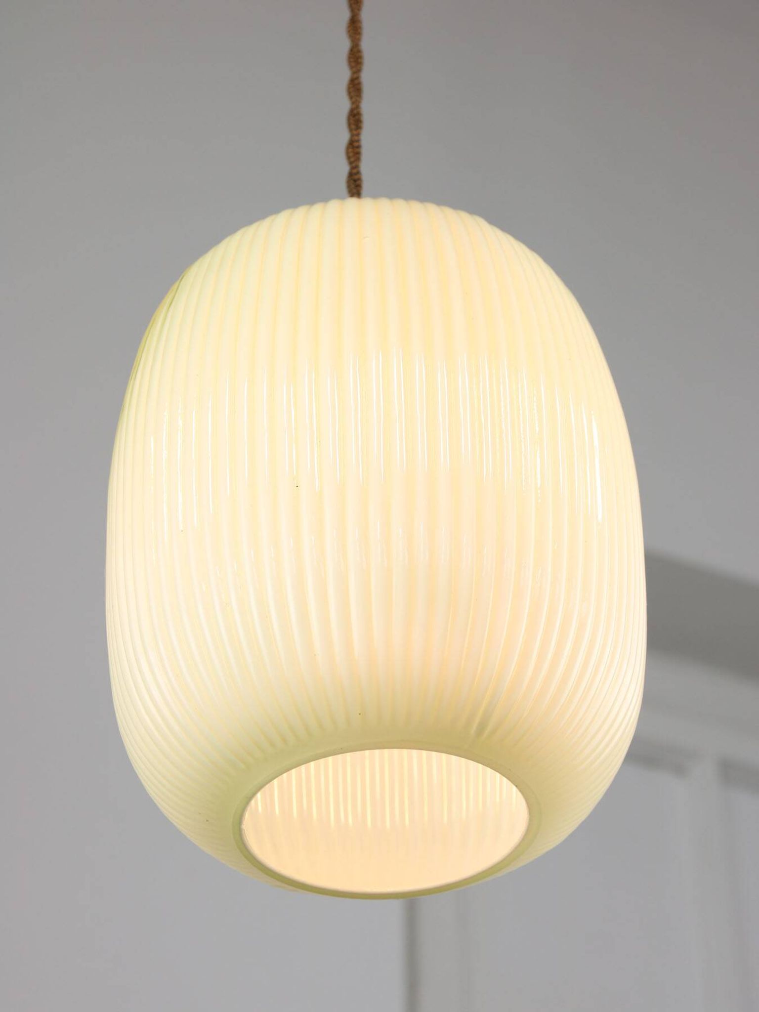 Lampe à suspension mid-century en laiton et verre, italie