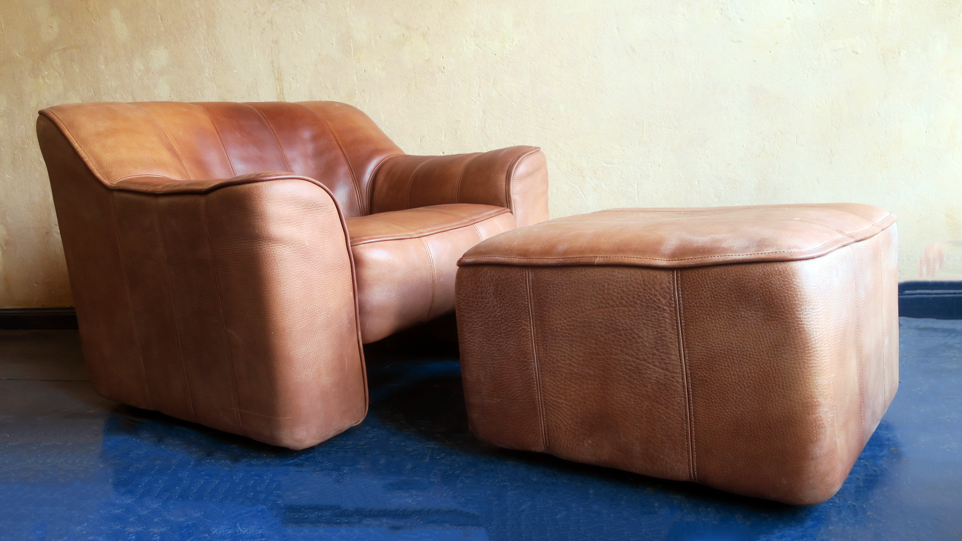 De Sede model DS44 patinated buffalo leather lounge chair and ottoman, 1970s