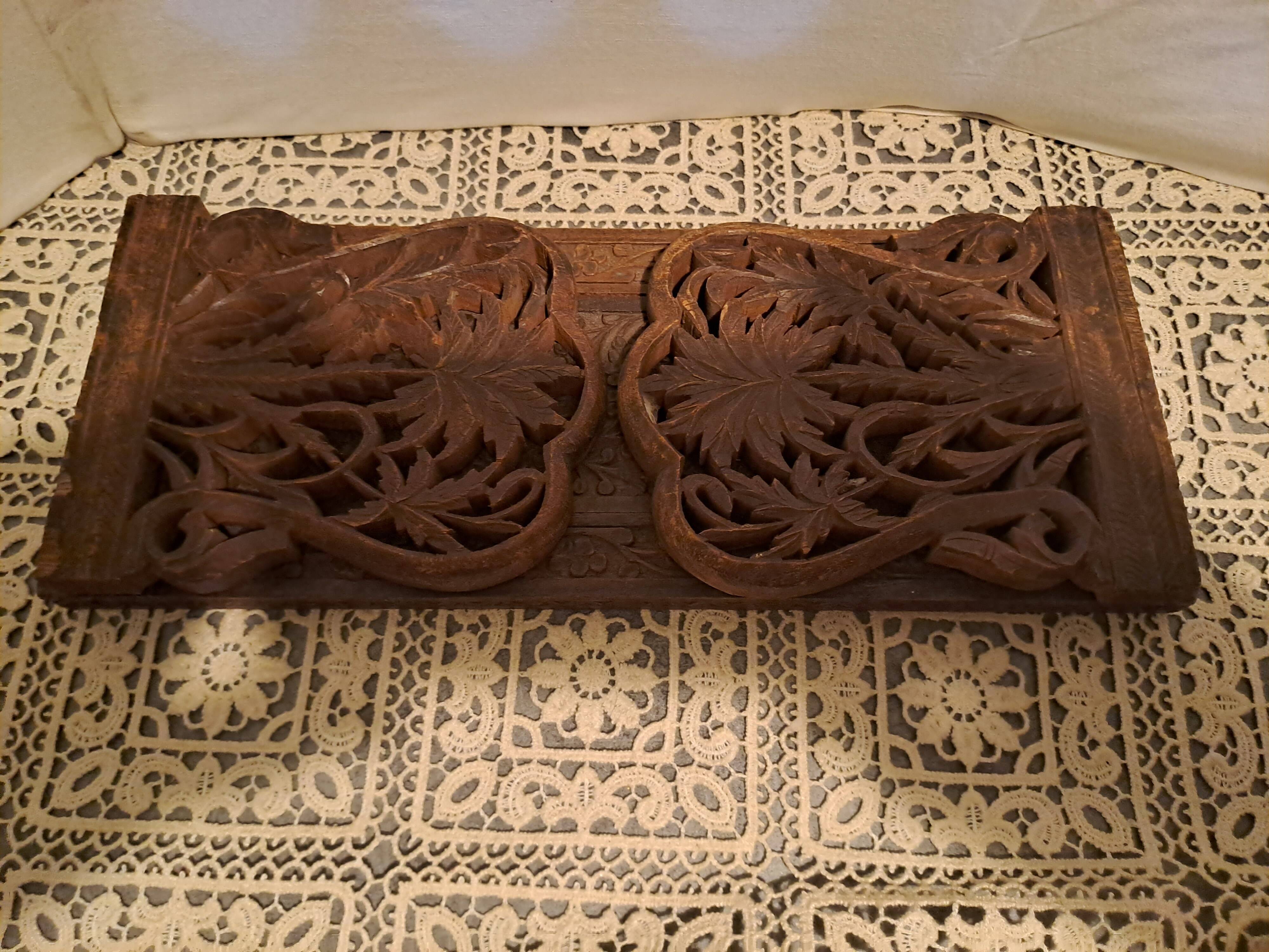 Book support to pose extendable and foldable in wood of the islands carved 1980s