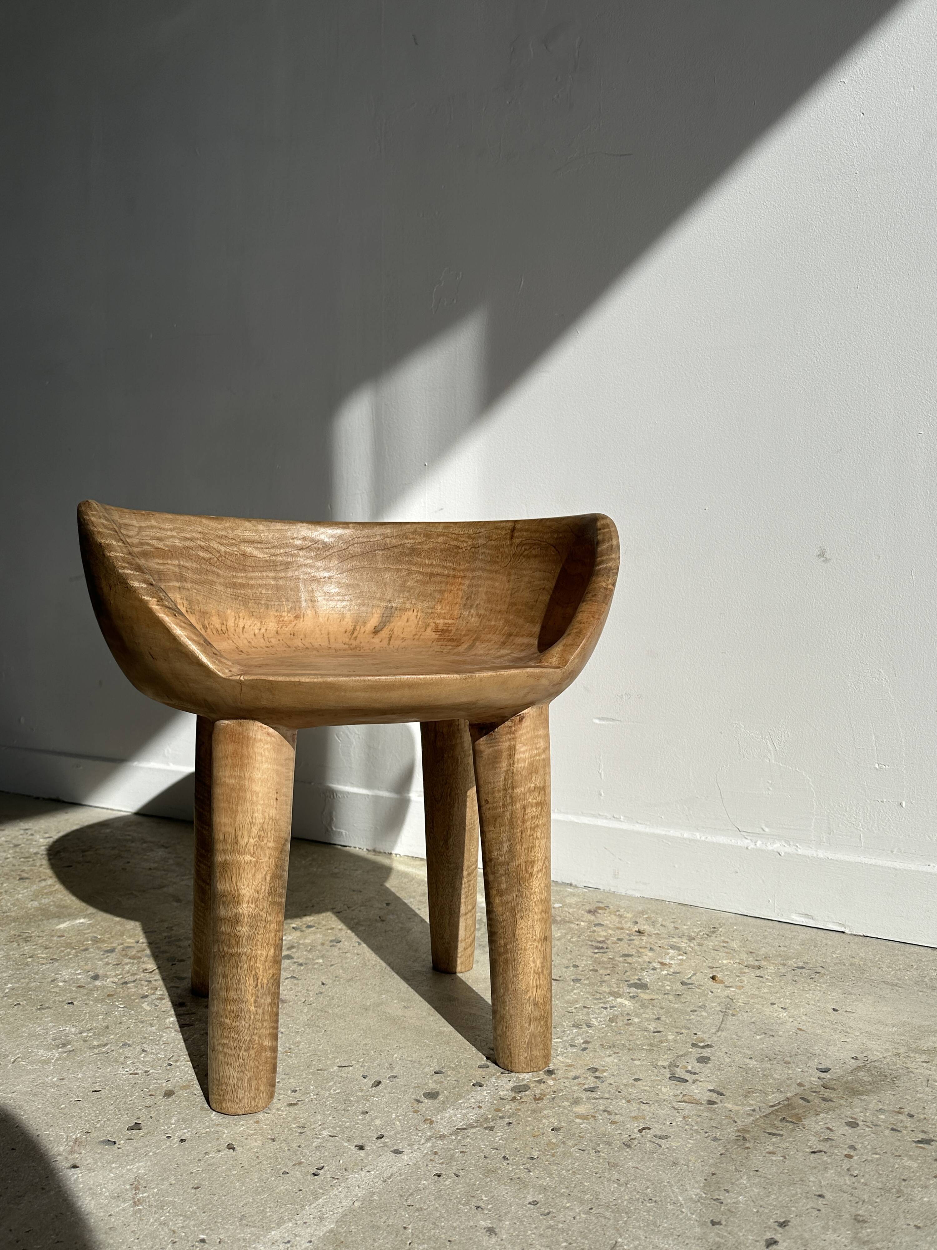 Quadripod chair with round seat and small back in natural monoxyl mango wood