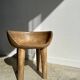 Chaise quadripode assise ronde à petit dossier en manguier naturel monoxyle