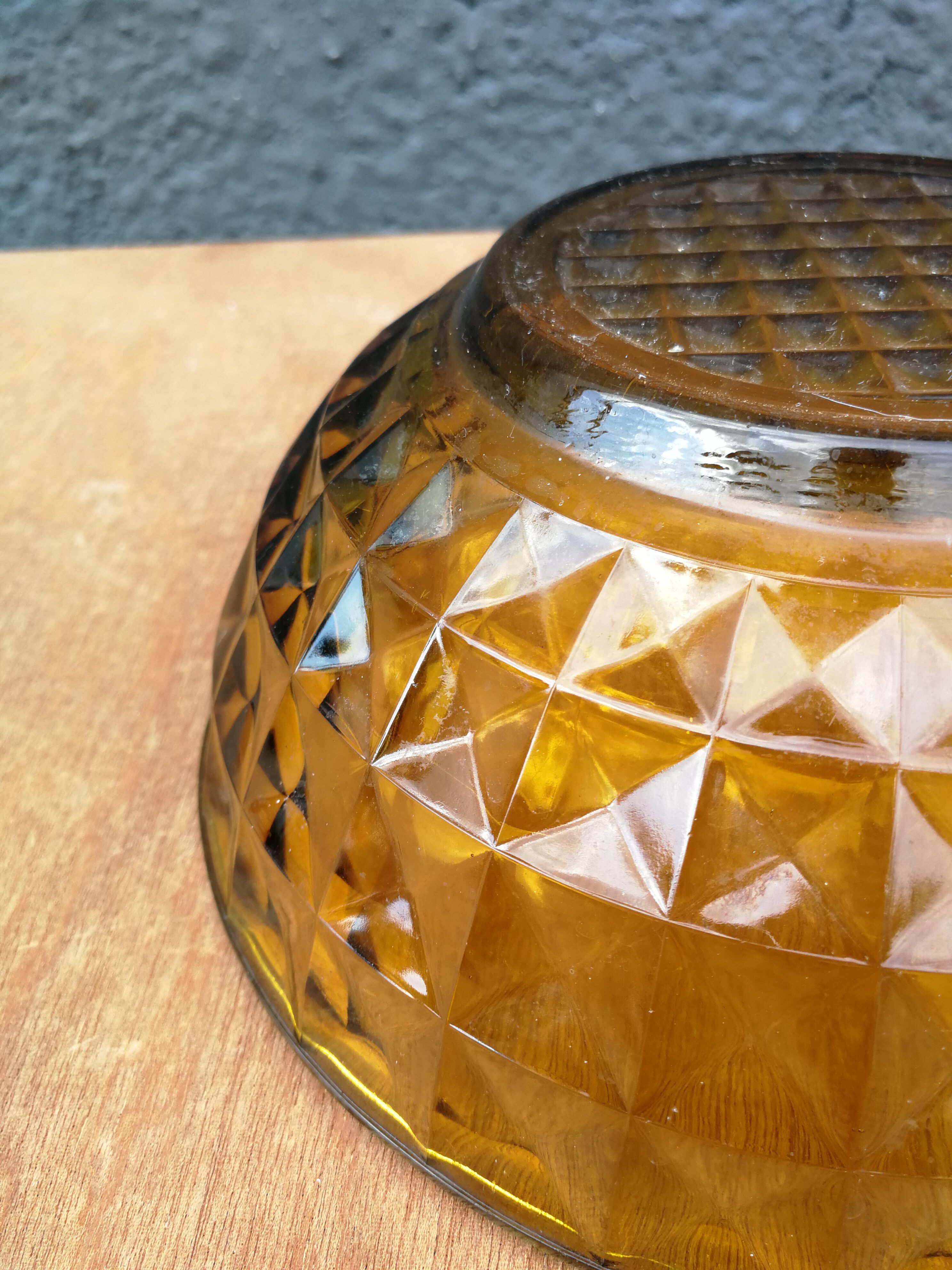 Saladier en verre ambré ciselé