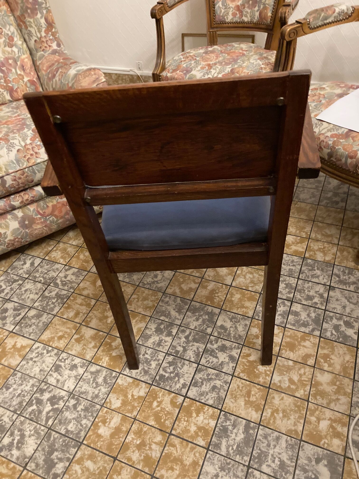 Chairs with armrests