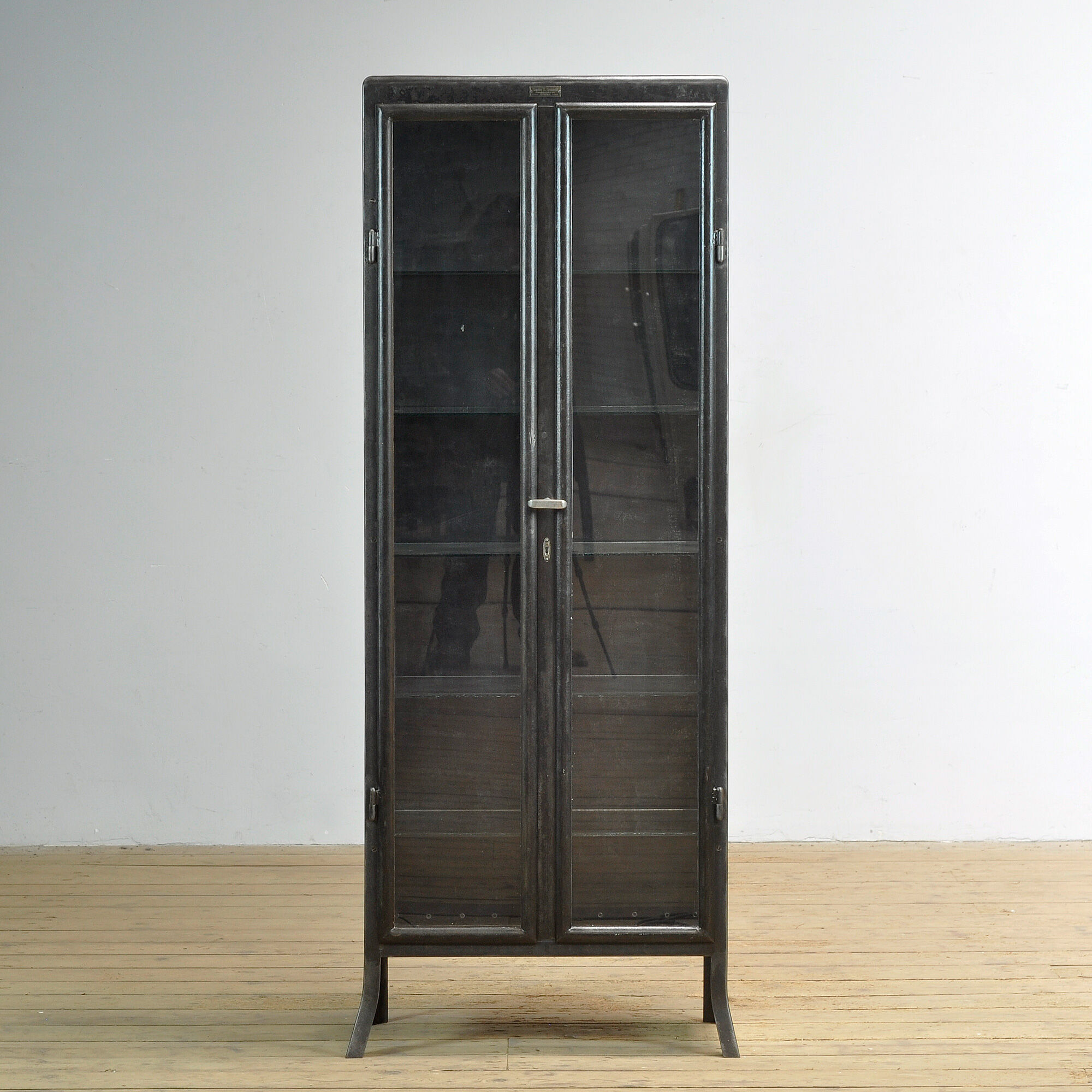 Cabinet de médecine en fer poli, années 1910