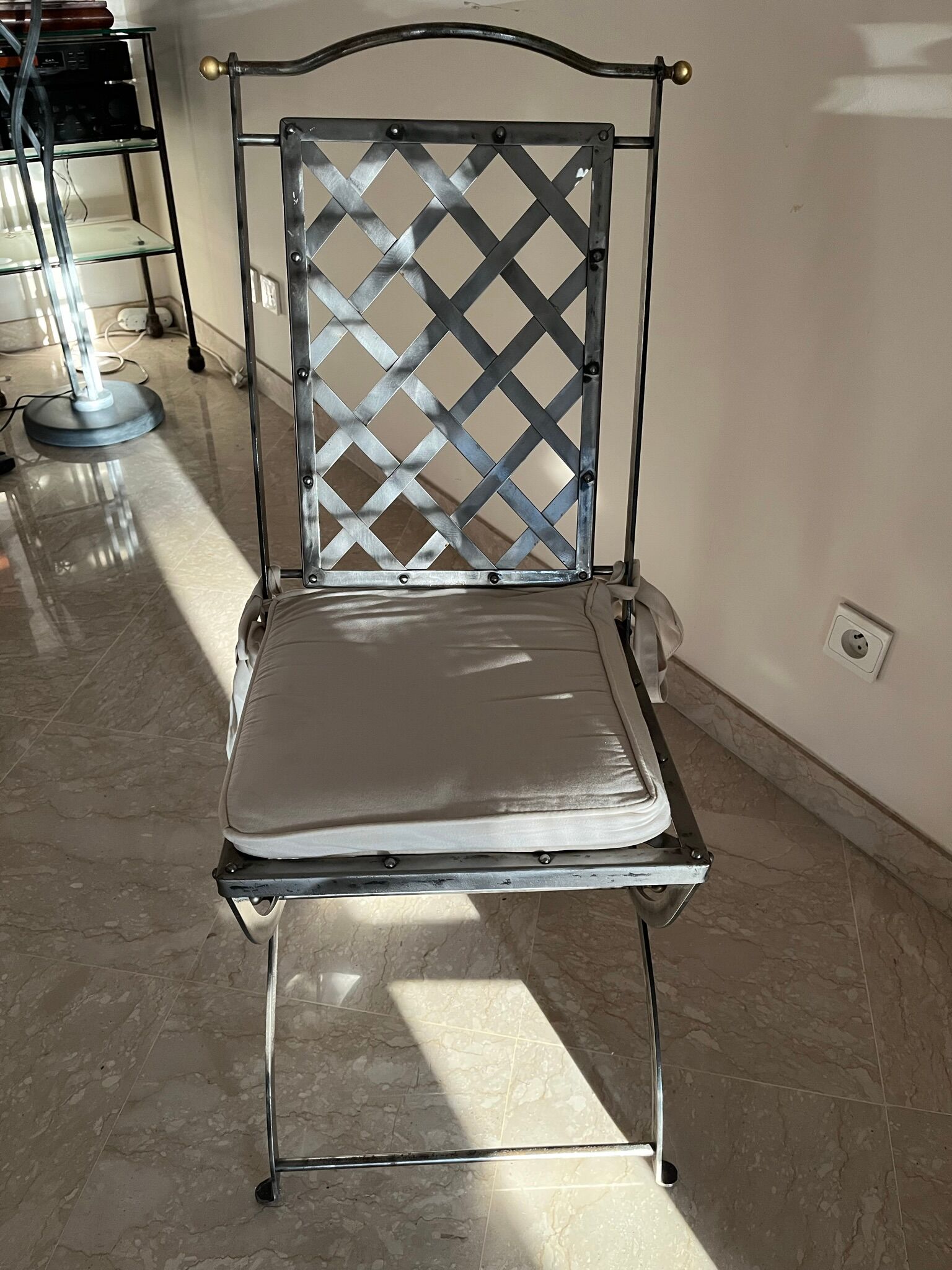 Set dining table and 4 matching chairs