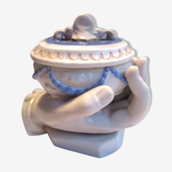 Boite à bijoux au creux d'une main baguier porcelaine de Paris: Napoléon III