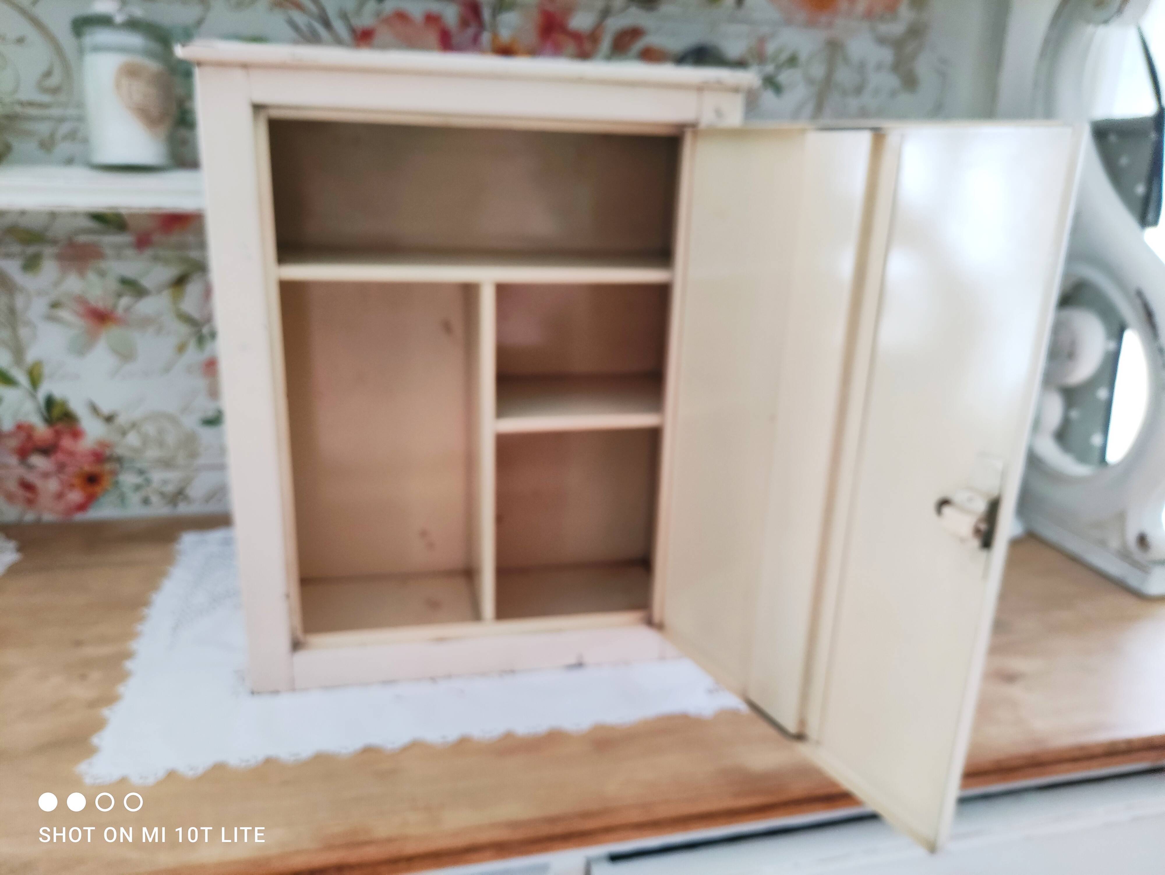 Armoire à pharmacie vintage années 50 en métal beige patiné