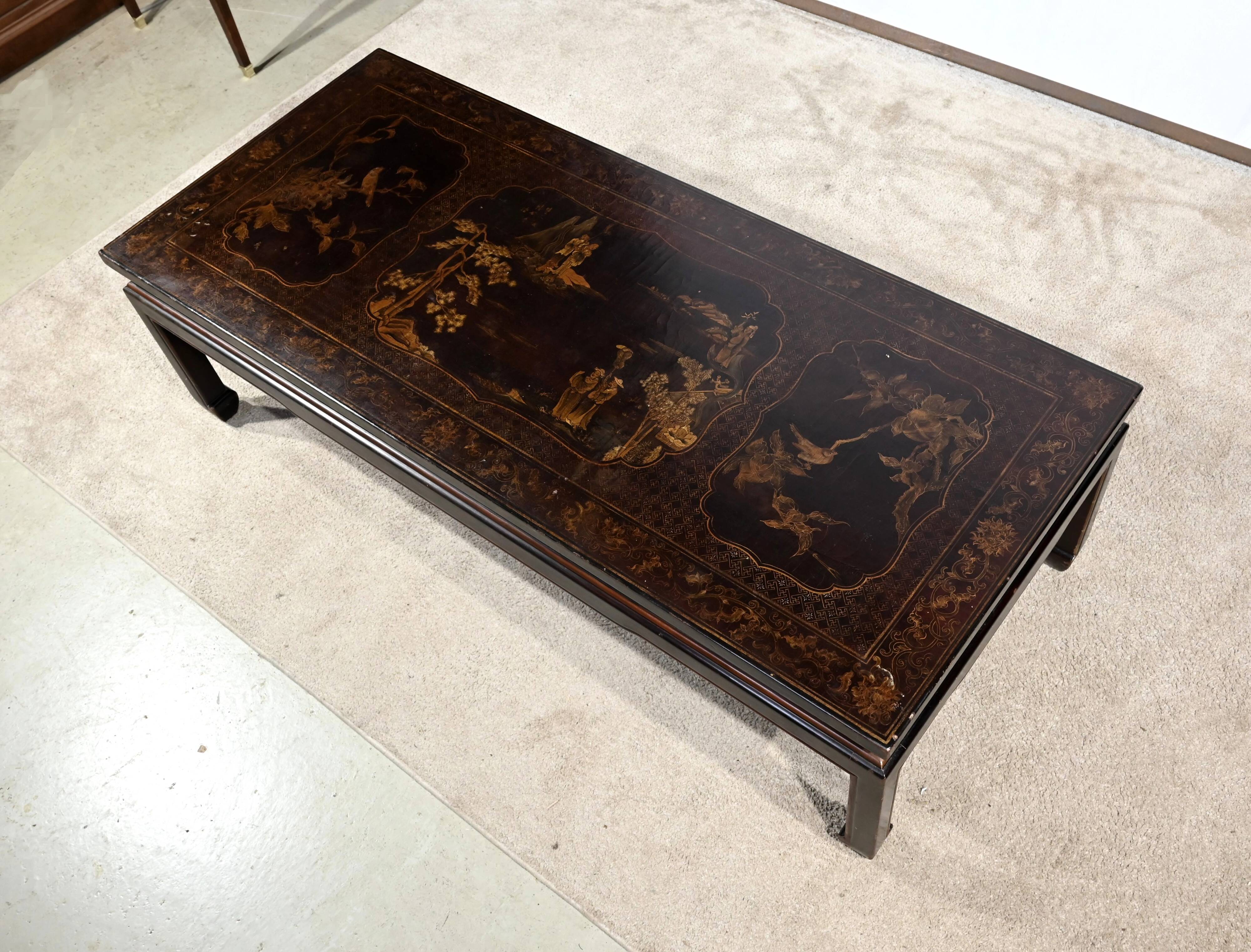 Important Asian Coffee Table, in black lacquered wood – Mid 20th century
