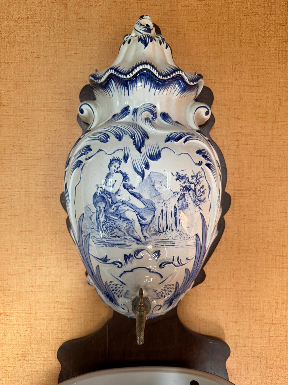 Antique wall fountain in faience – Creil & Montereau – 19th century